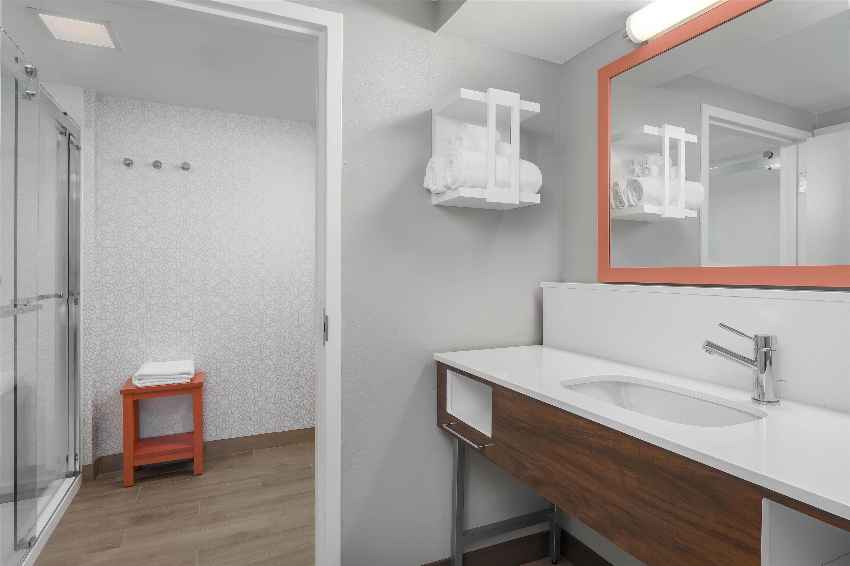 Guest room bath