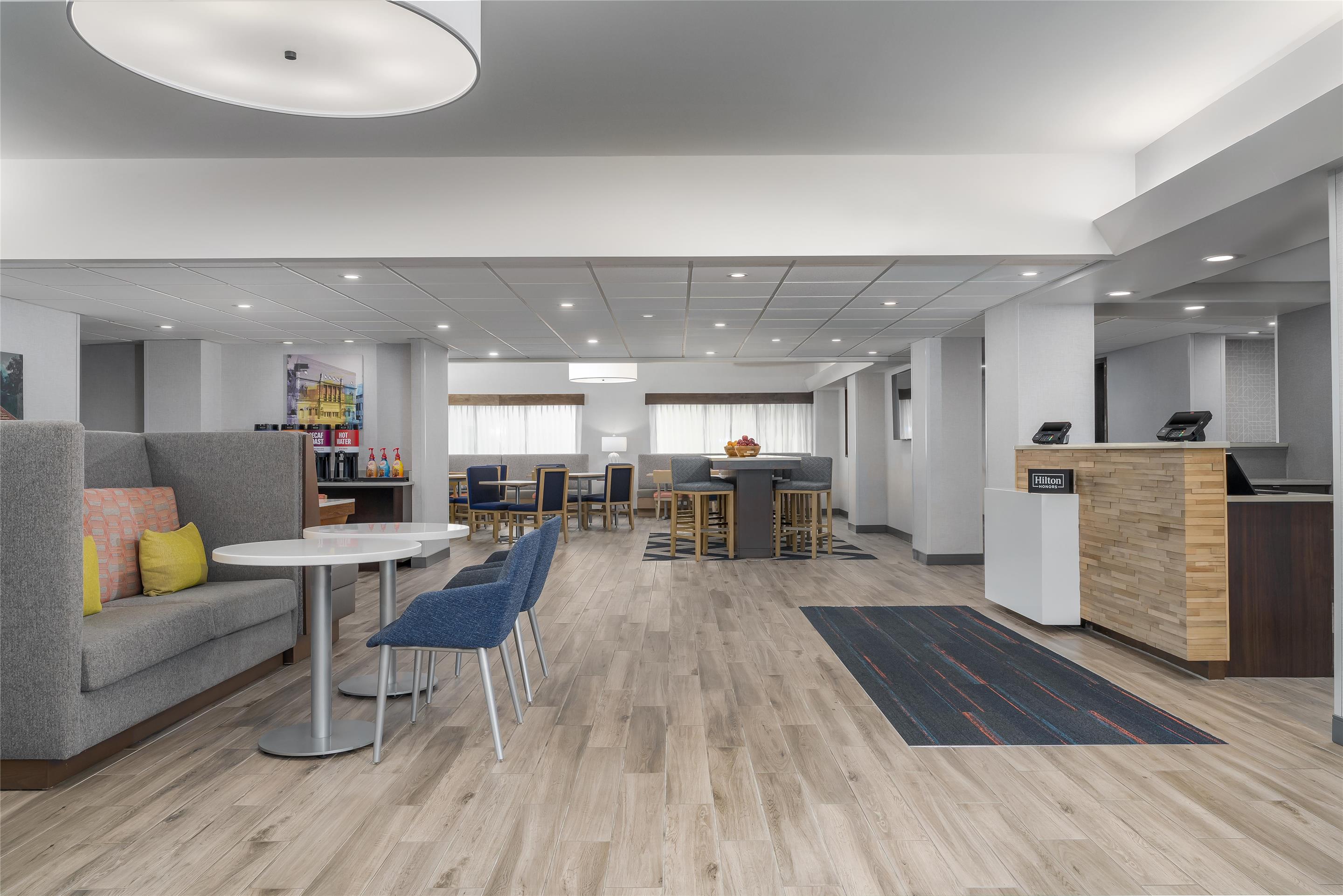 Lobby | Hampton Inn Altoona