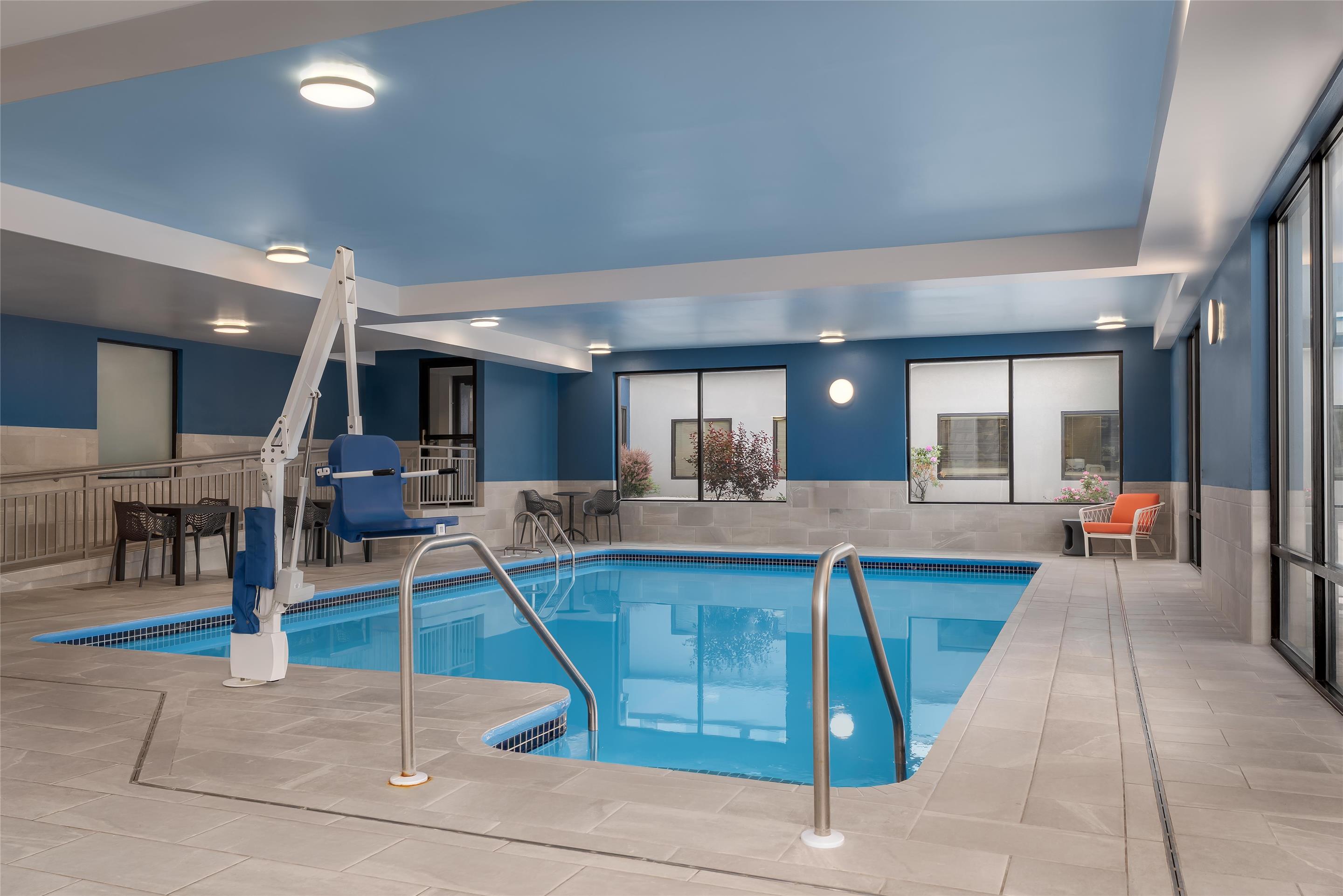 Pool | Hampton Inn Altoona
