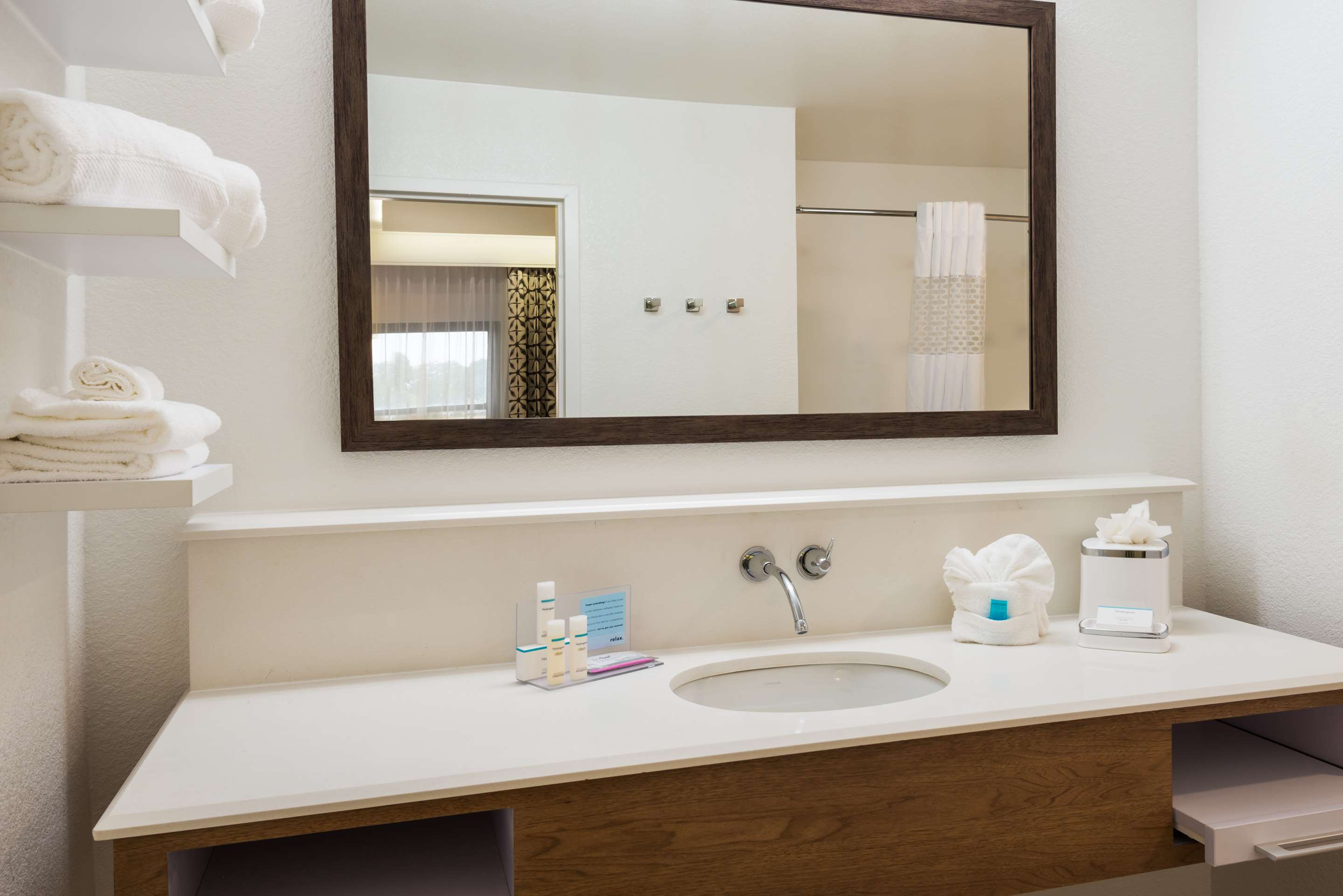Guest room bath