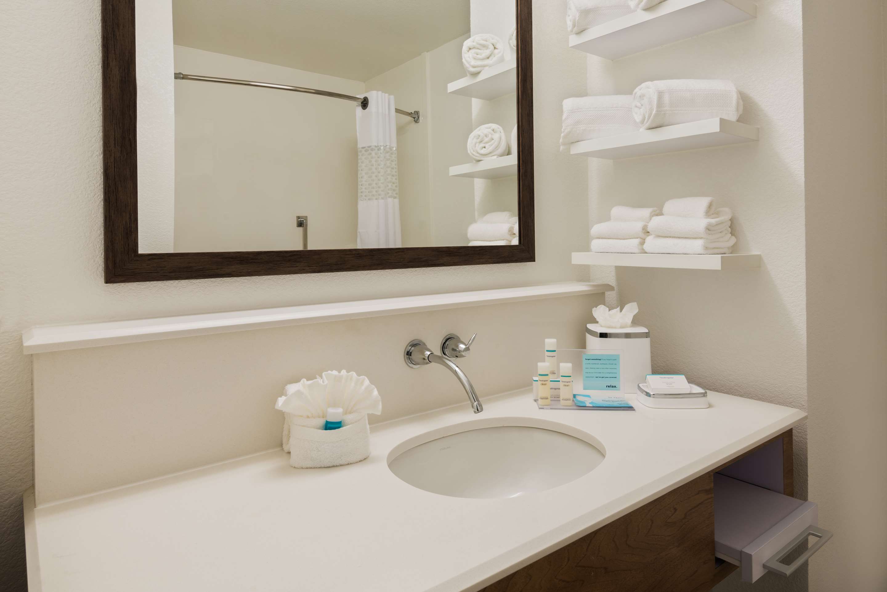 Guest room bath