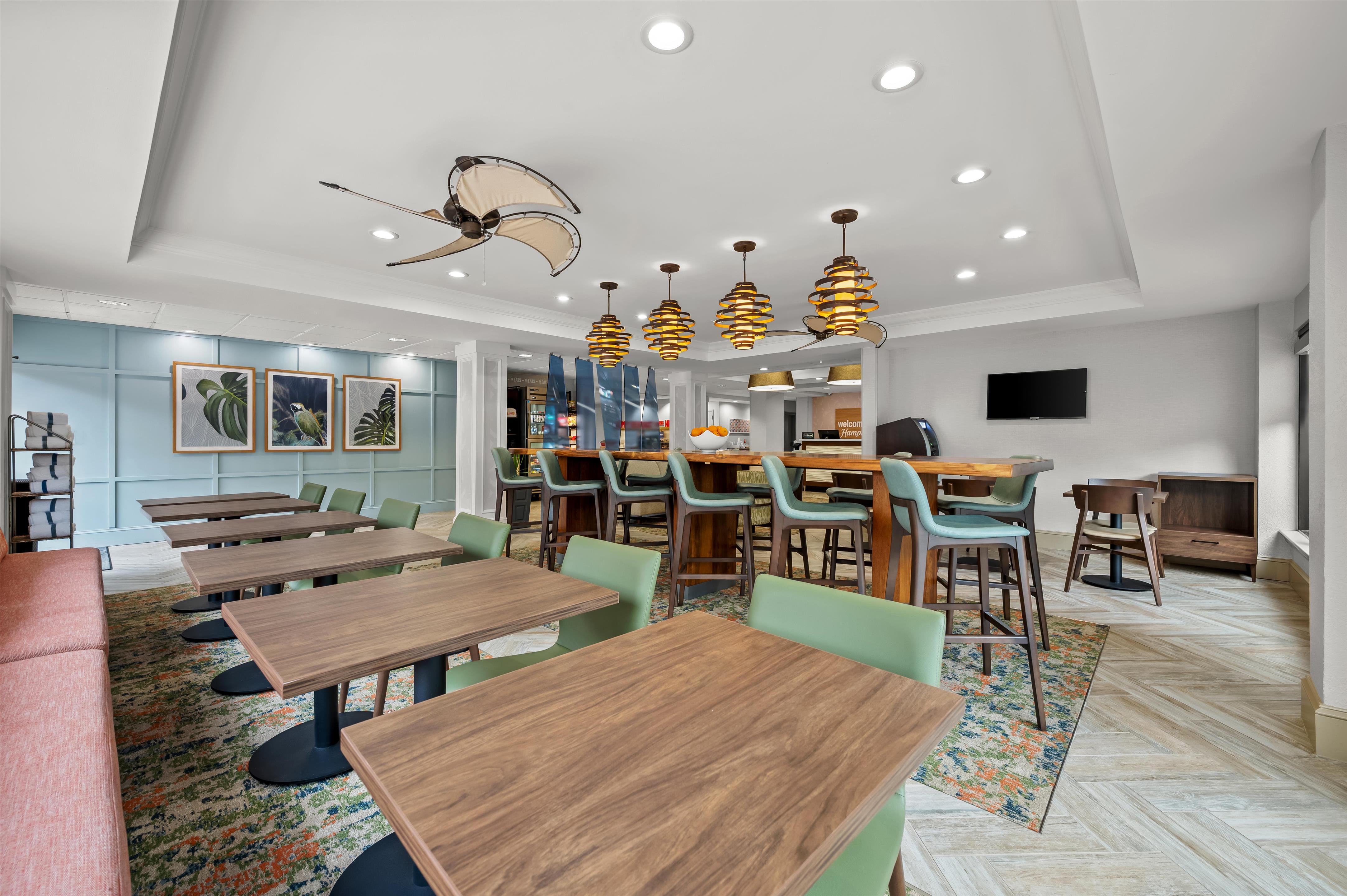 Breakfast Area | Hampton Inn - Naples - I-75