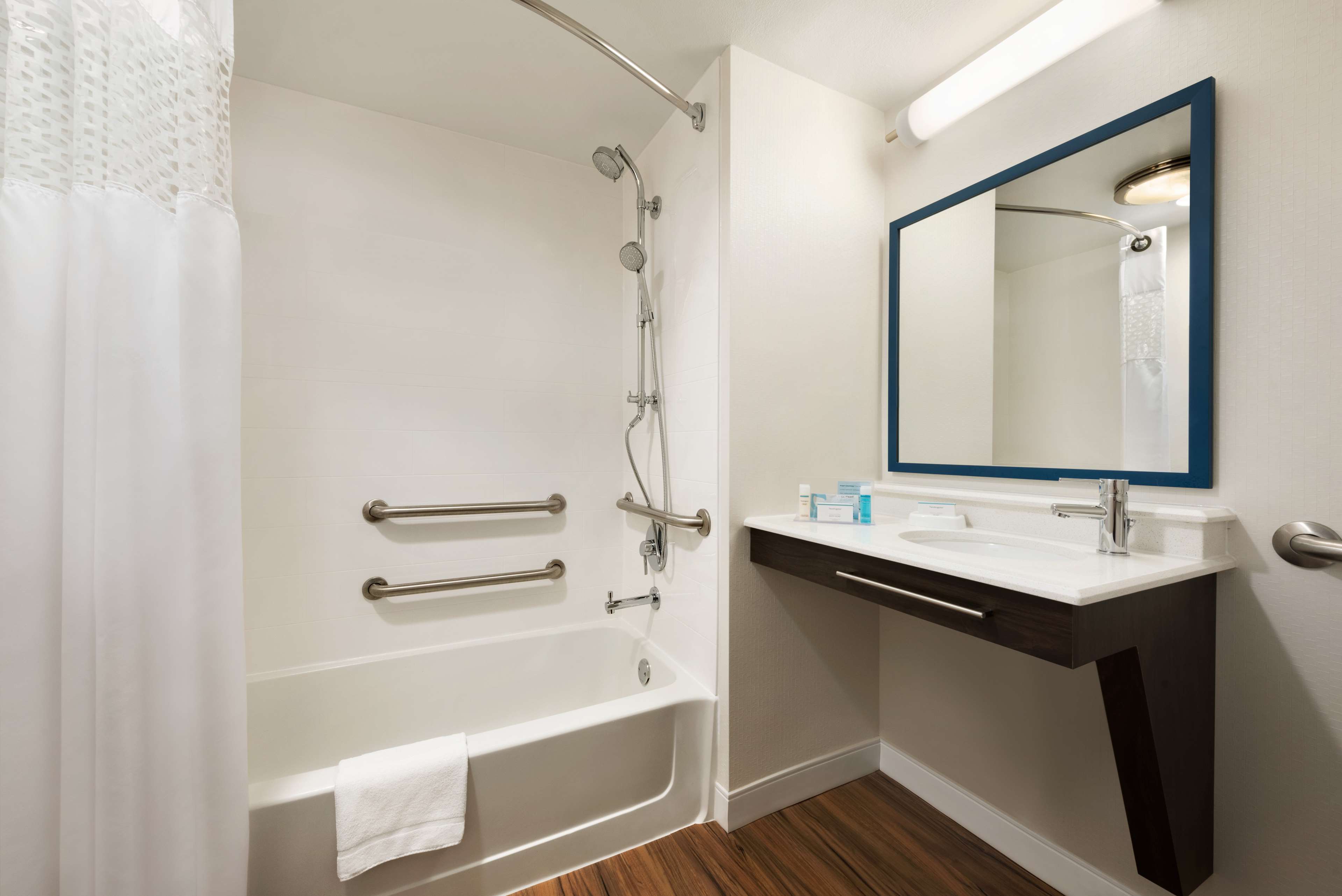 Hampton Inn Appleton-Fox River Mall Area - Tap to explore photos