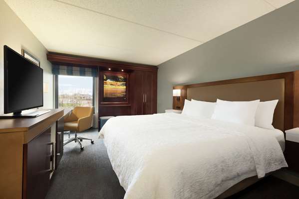  - Hampton Inn Fox River Mall Appleton - I-41, Exit 137