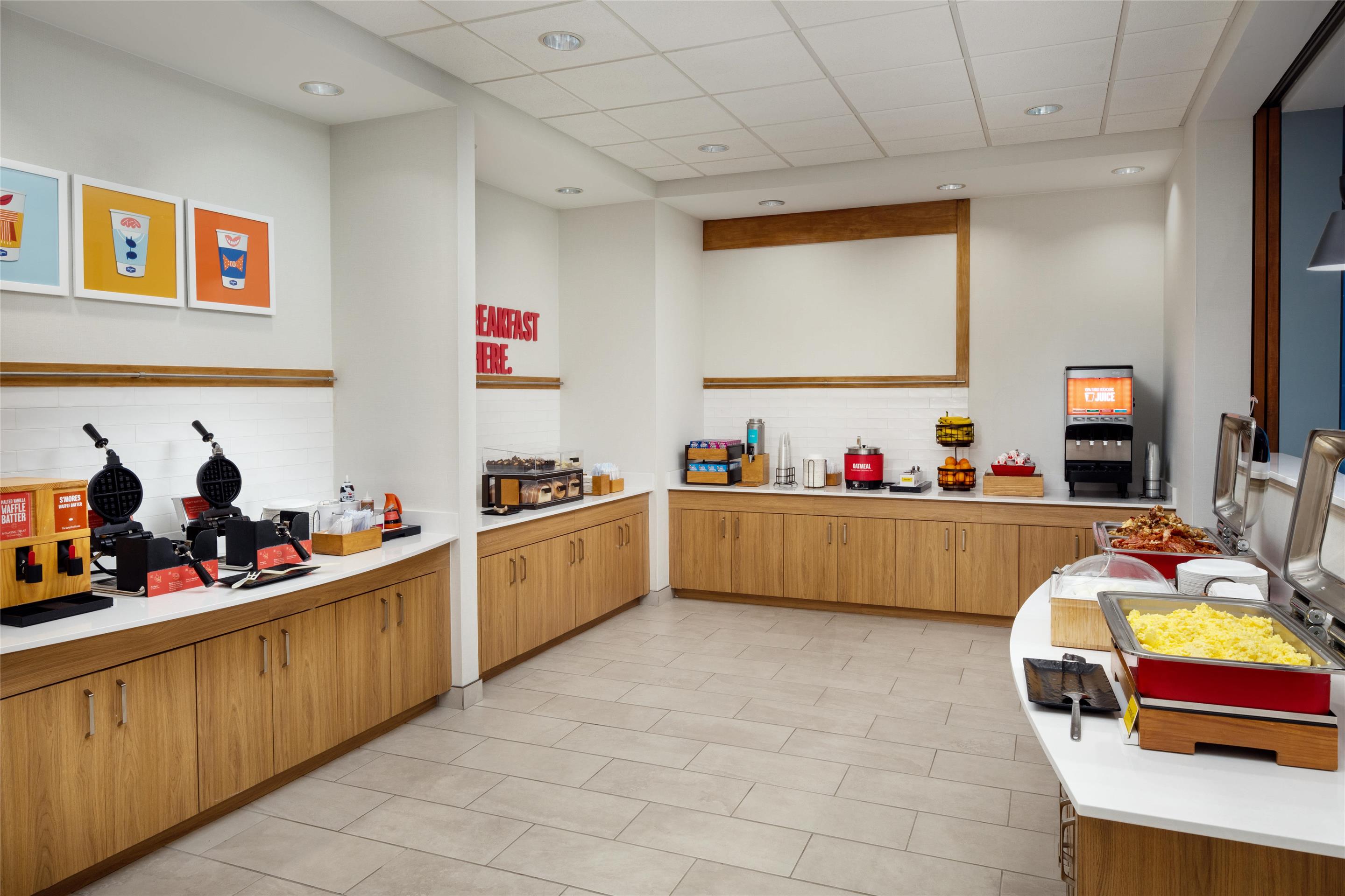 Breakfast Area | Hampton Inn Nashua