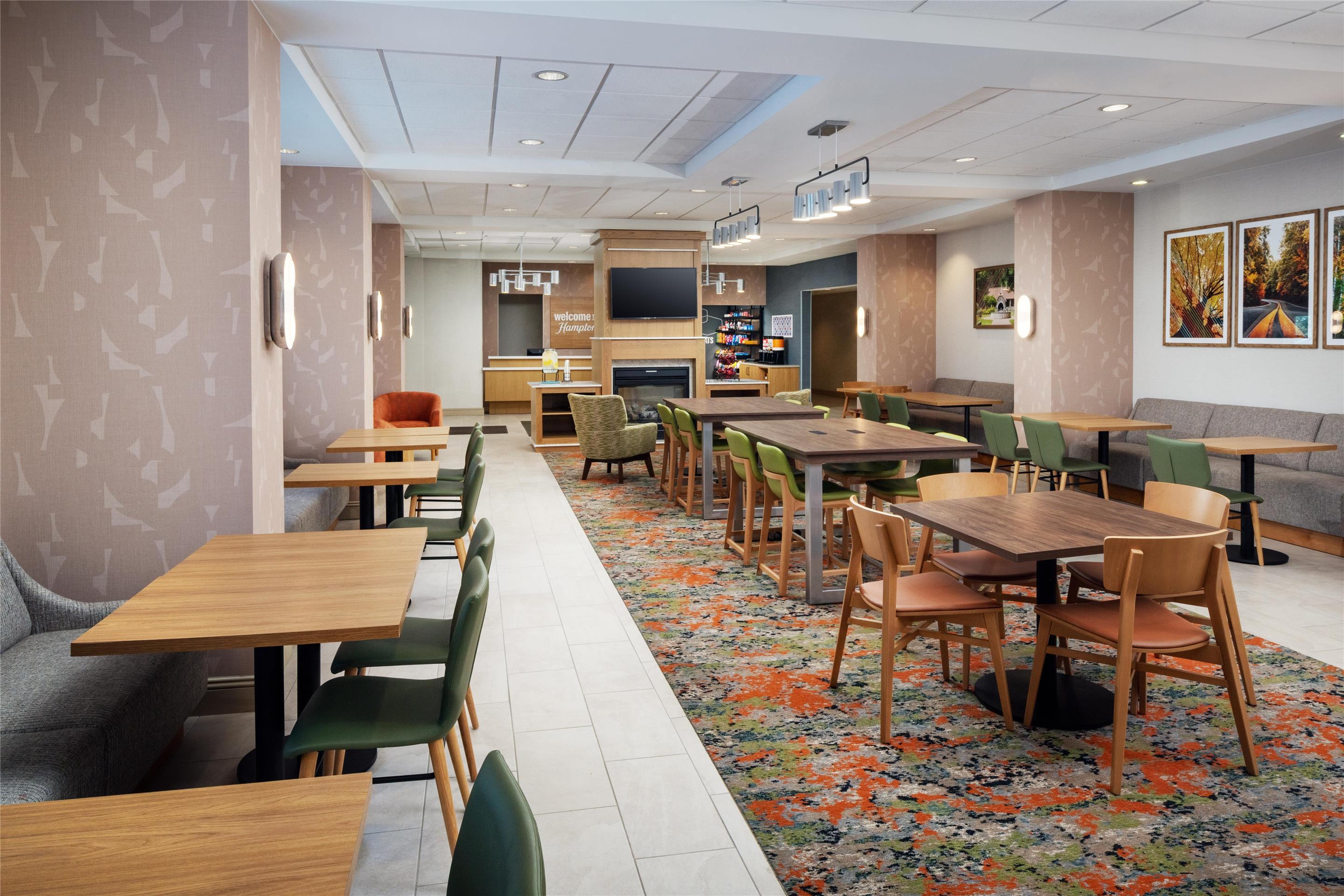 Breakfast Area | Hampton Inn Nashua