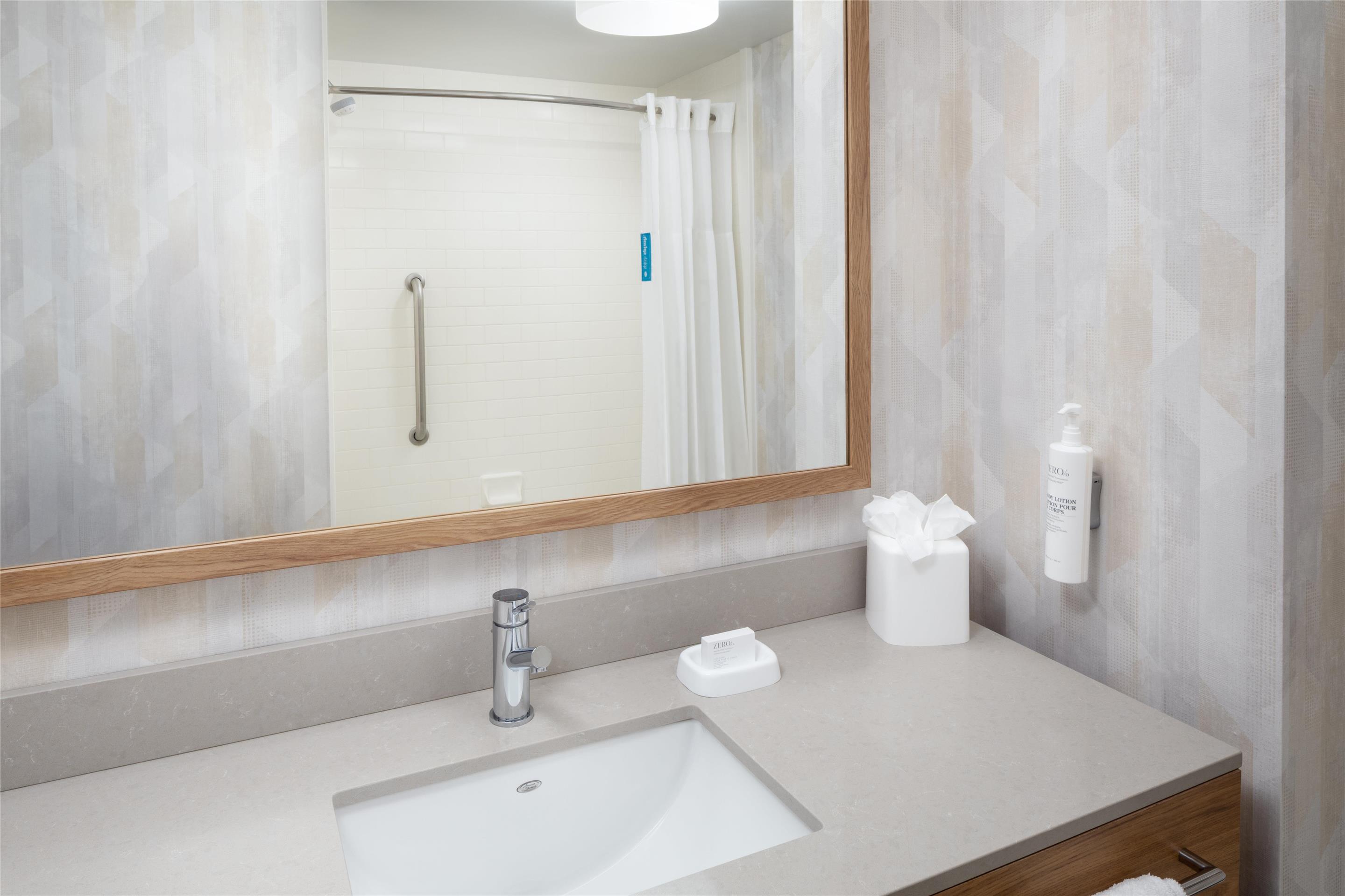 Guest room bath