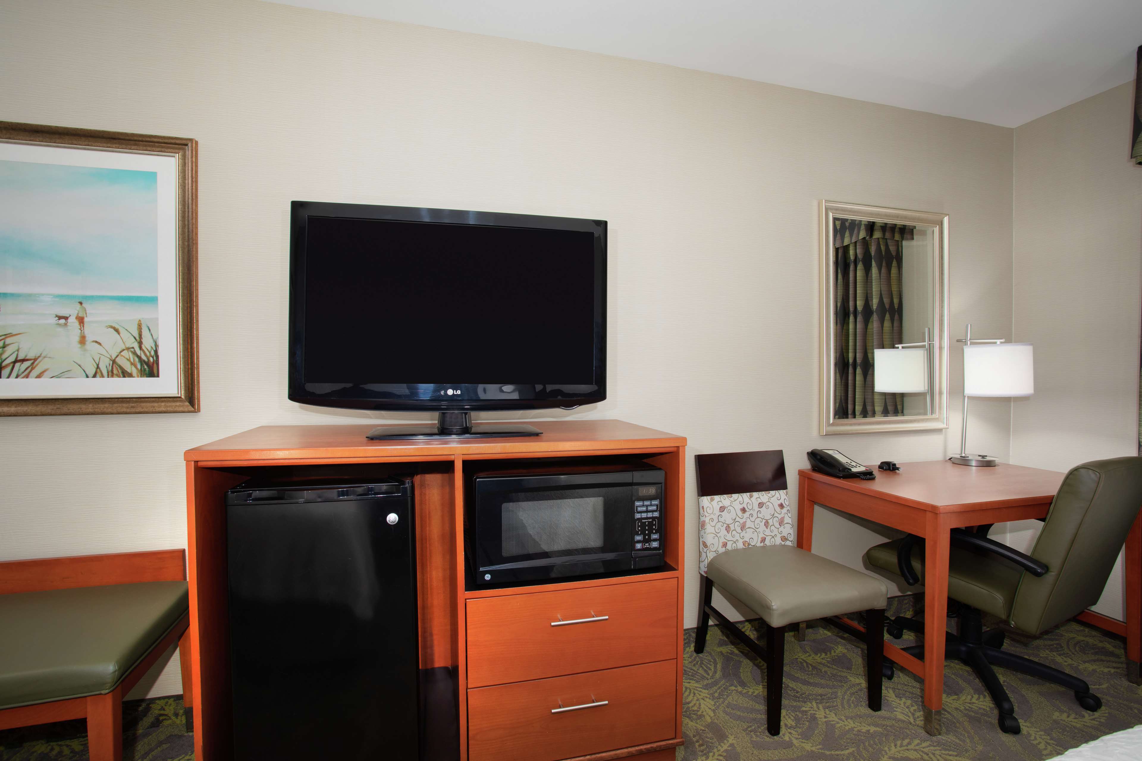 Hampton Inn and Suites Astoria - Tap to explore photos