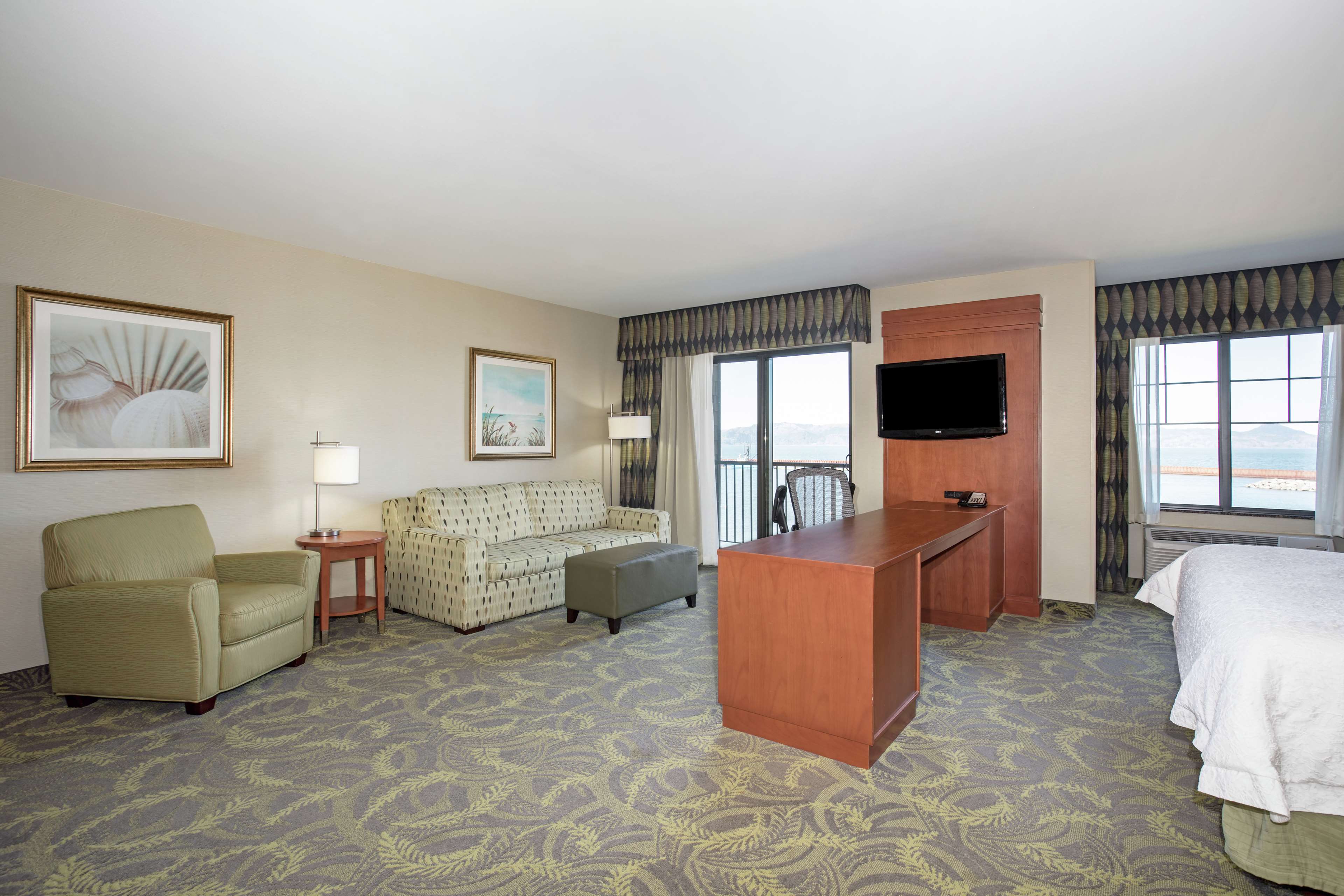 Hampton Inn and Suites Astoria Room Type - 1KG STUDIO RVERVIEW BALCNY
