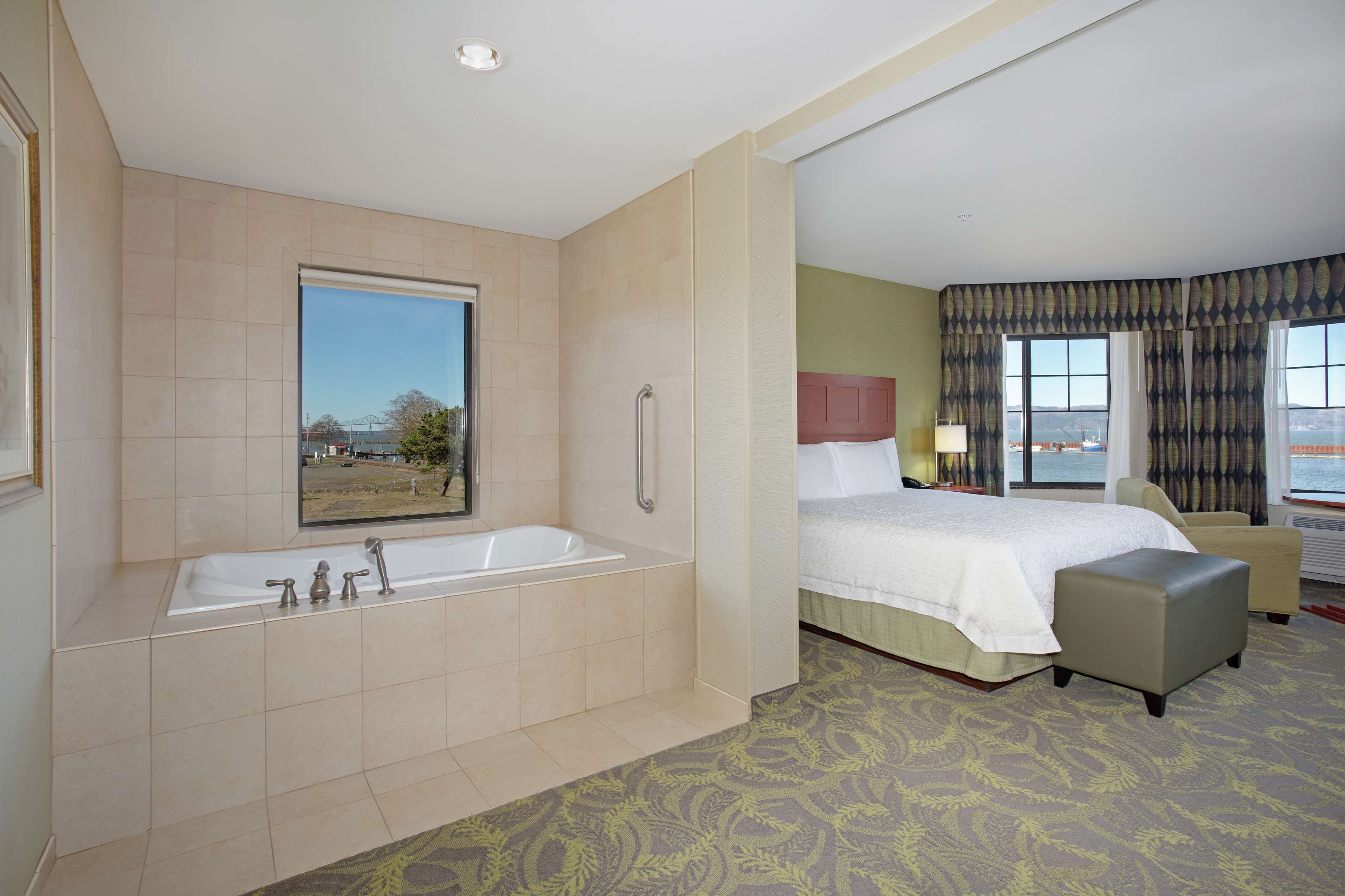 Hampton Inn and Suites Astoria Room Type - 1KG WHIRLPOOL STU RIVERVEW