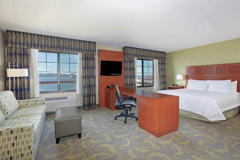 Hampton Inn and Suites Astoria Room Type - 1KG HEAR ACC STUDIO VIEW