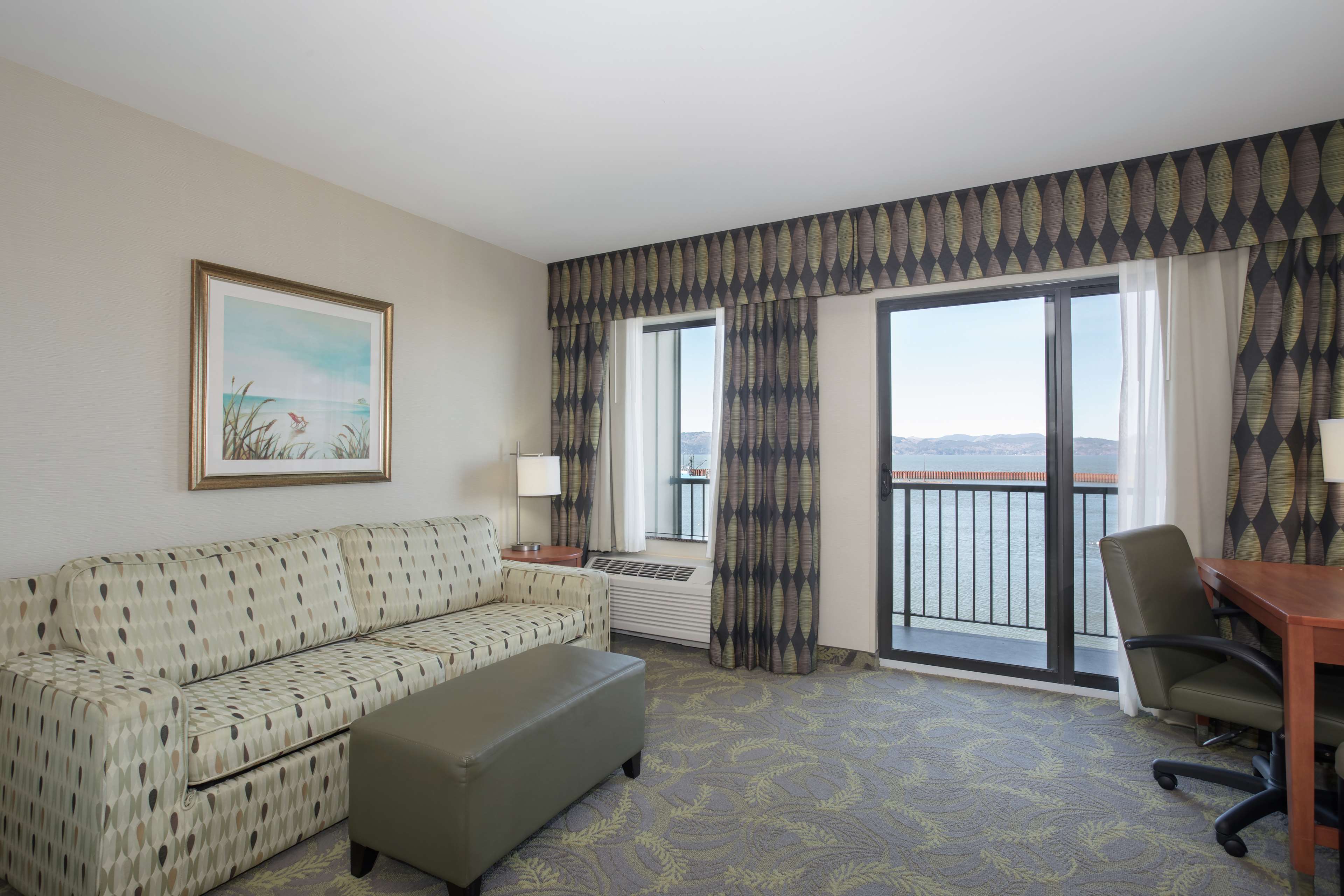 Hampton Inn and Suites Astoria Room Type - KING RIVERVIEW BALCONY