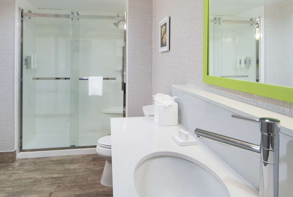Hampton Inn Athens, TN-guestroom-Guest Room,Bathroom,On-Site.jpg