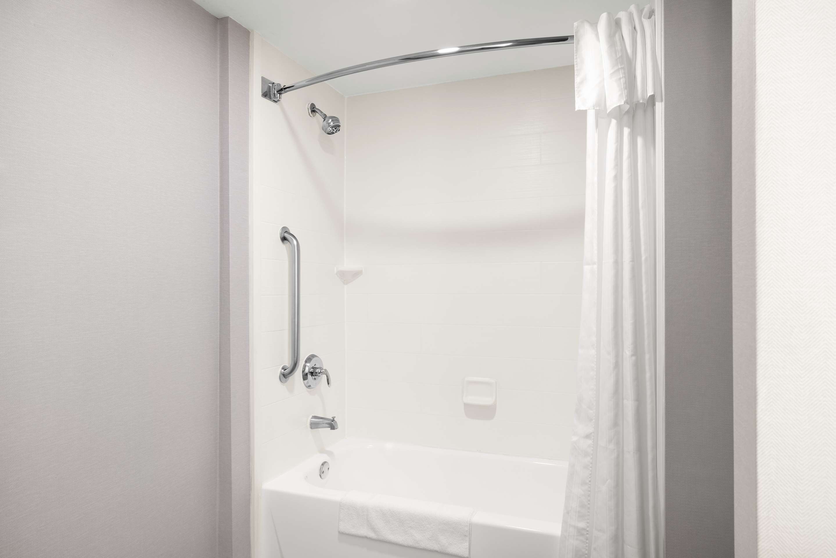 Guest room bath