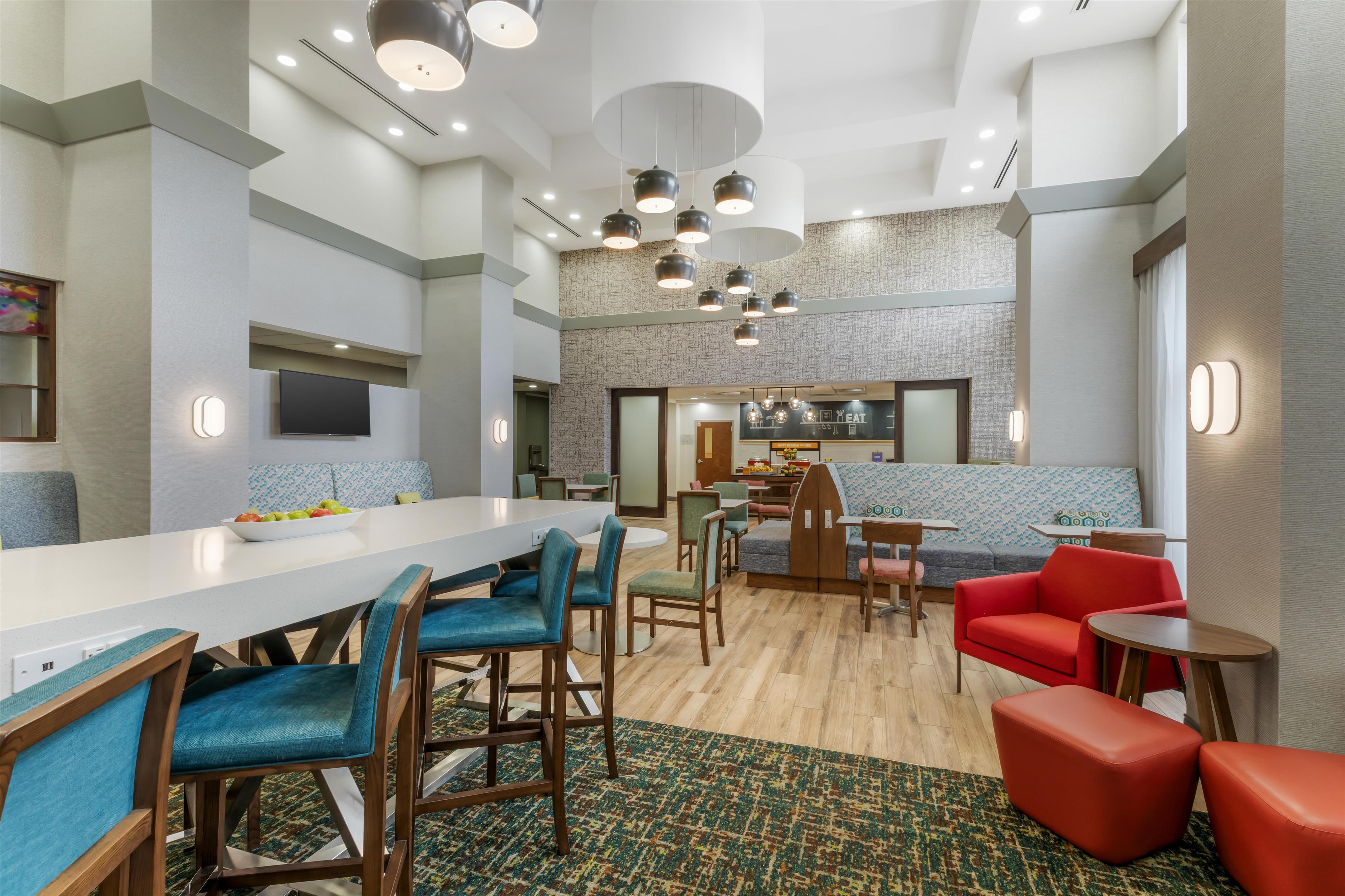 Breakfast Area | Hampton Inn & Suites Atlanta Airport West/Camp Creek Pkwy