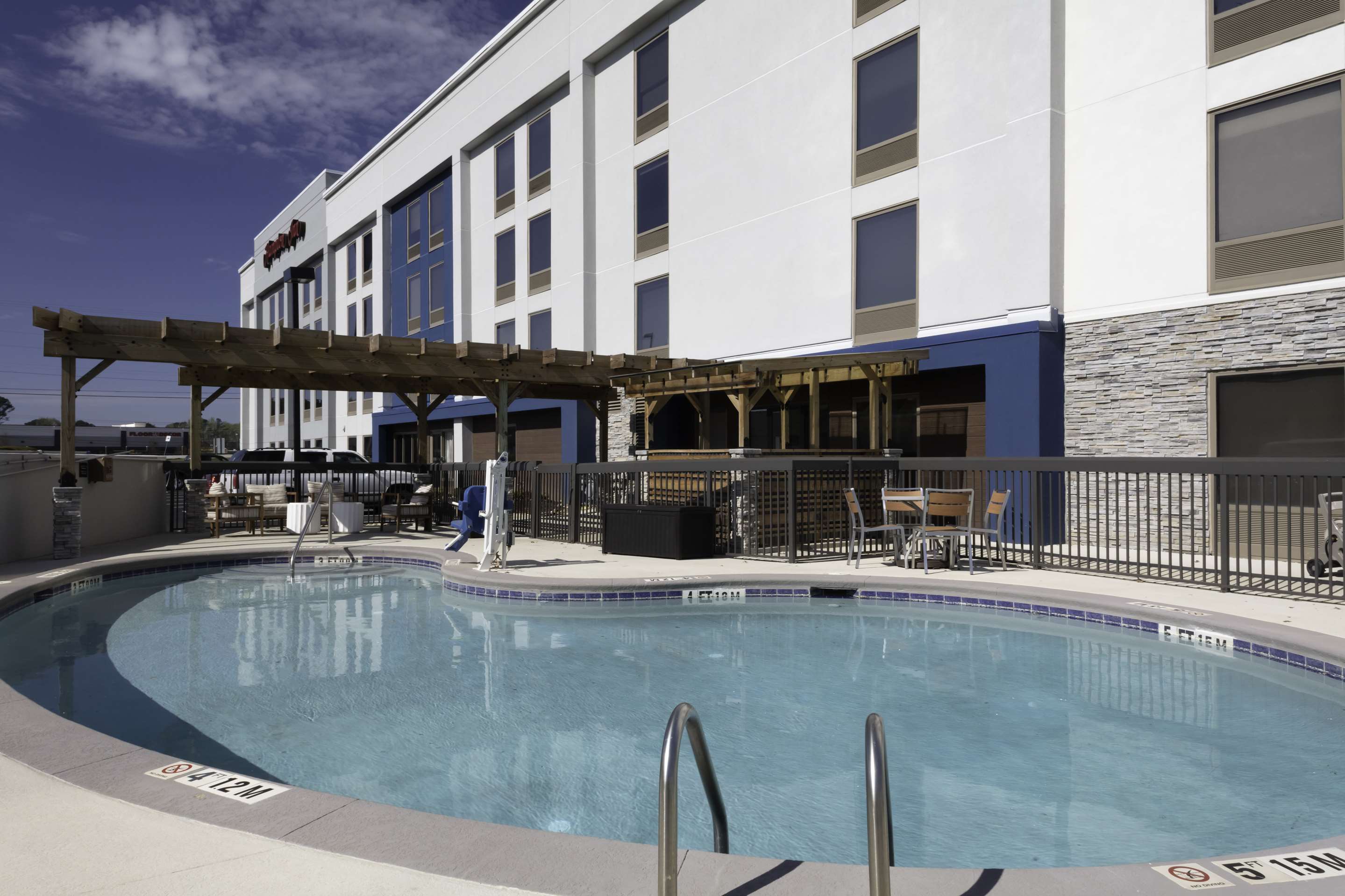 Pool | Hampton Inn Conyers