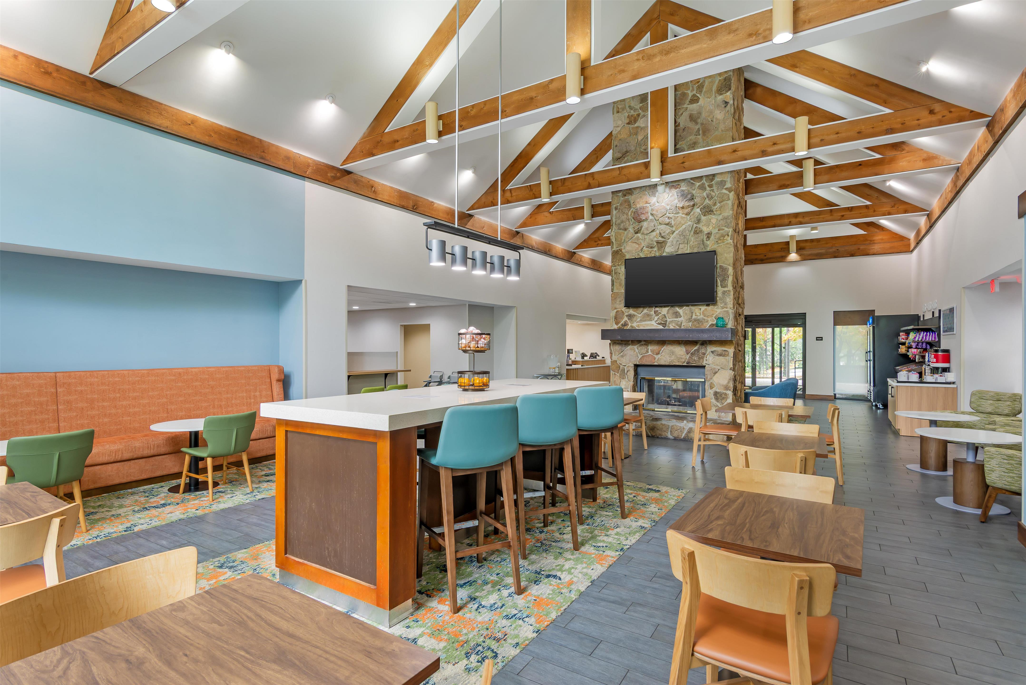 Breakfast Area | Hampton Inn & Suites Atlanta/Duluth/Gwinnett County