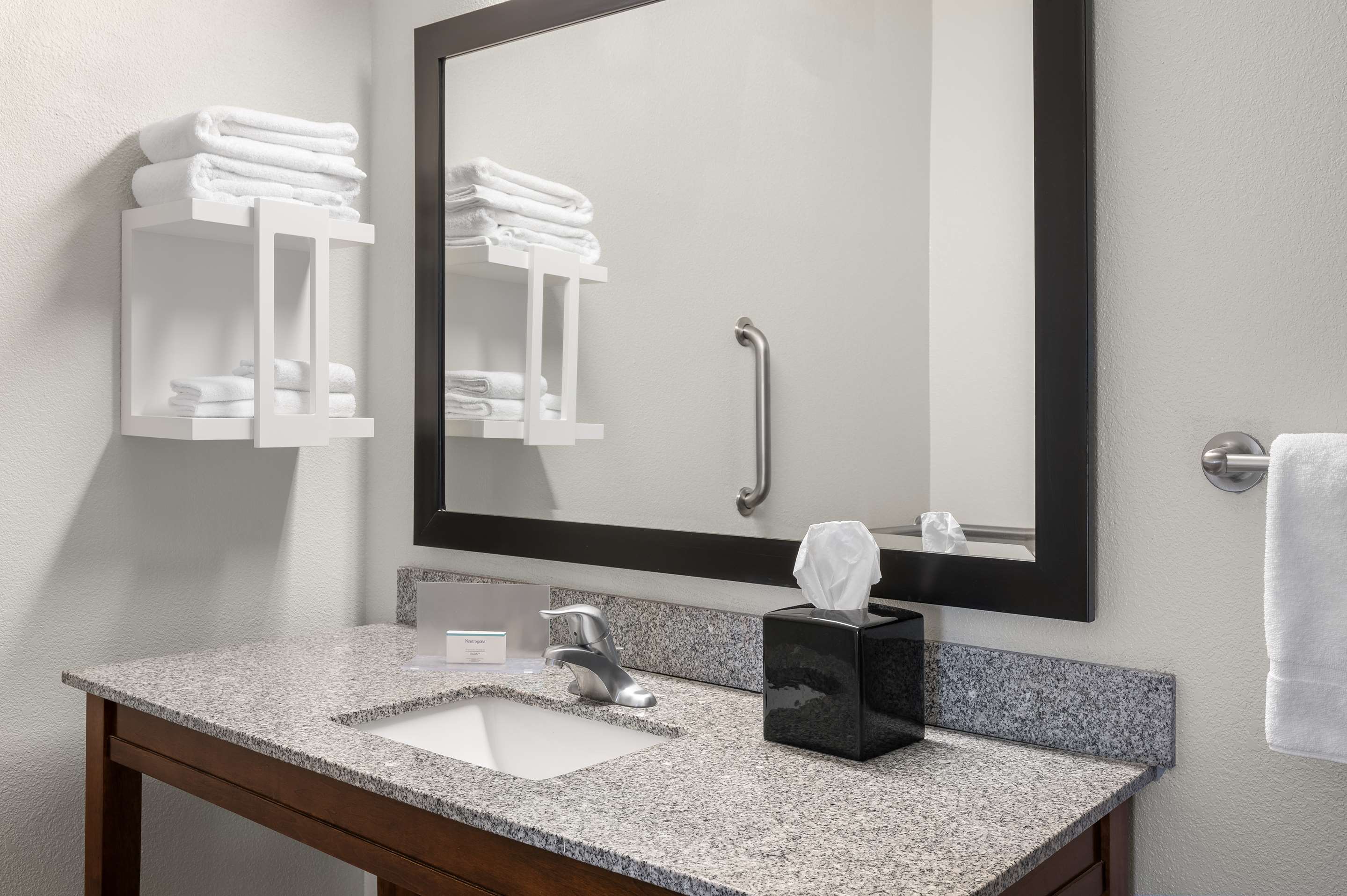 Guest room bath