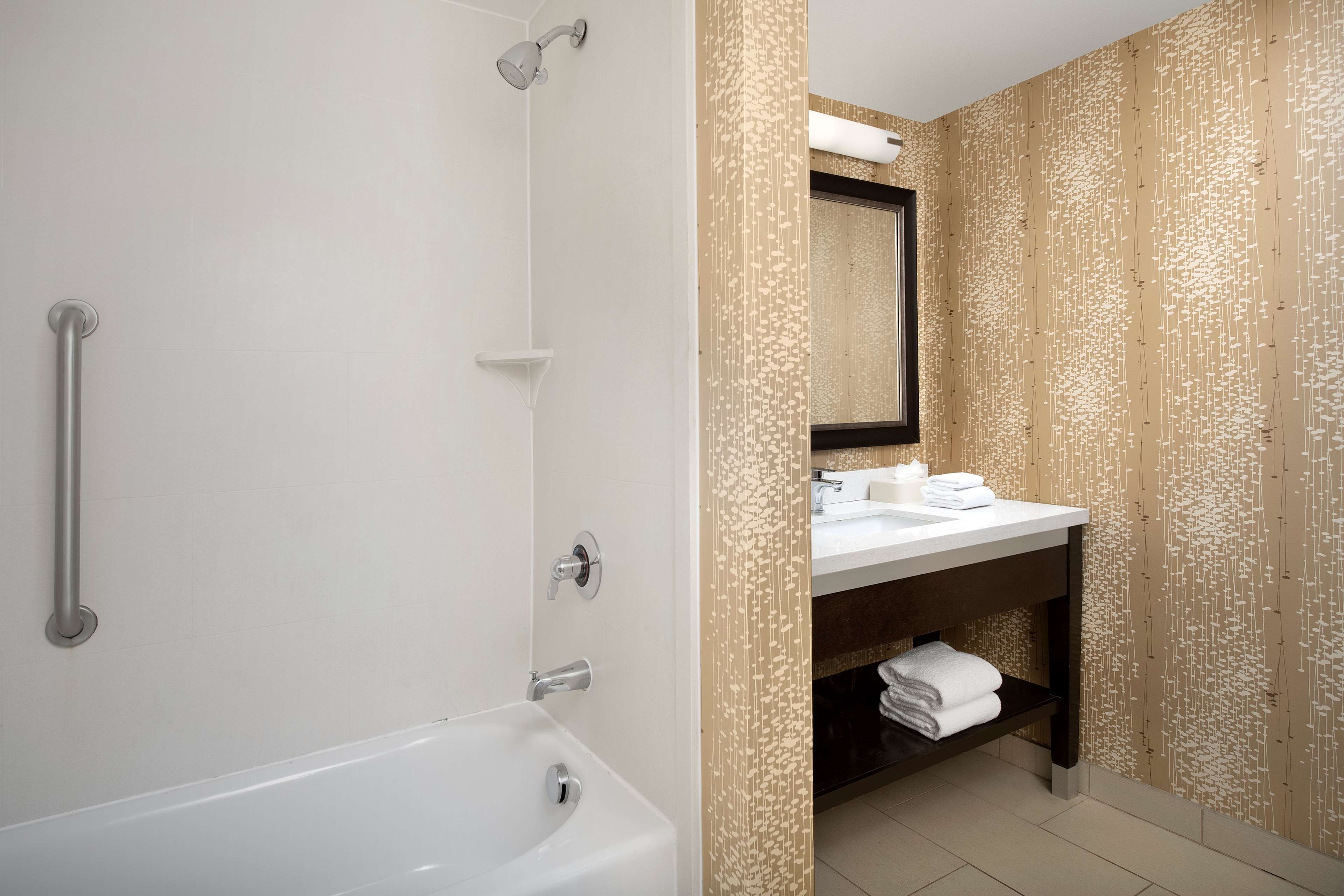 Hampton Inn & Suites Alpharetta Room Type - 1 KING BED NONSMOKING