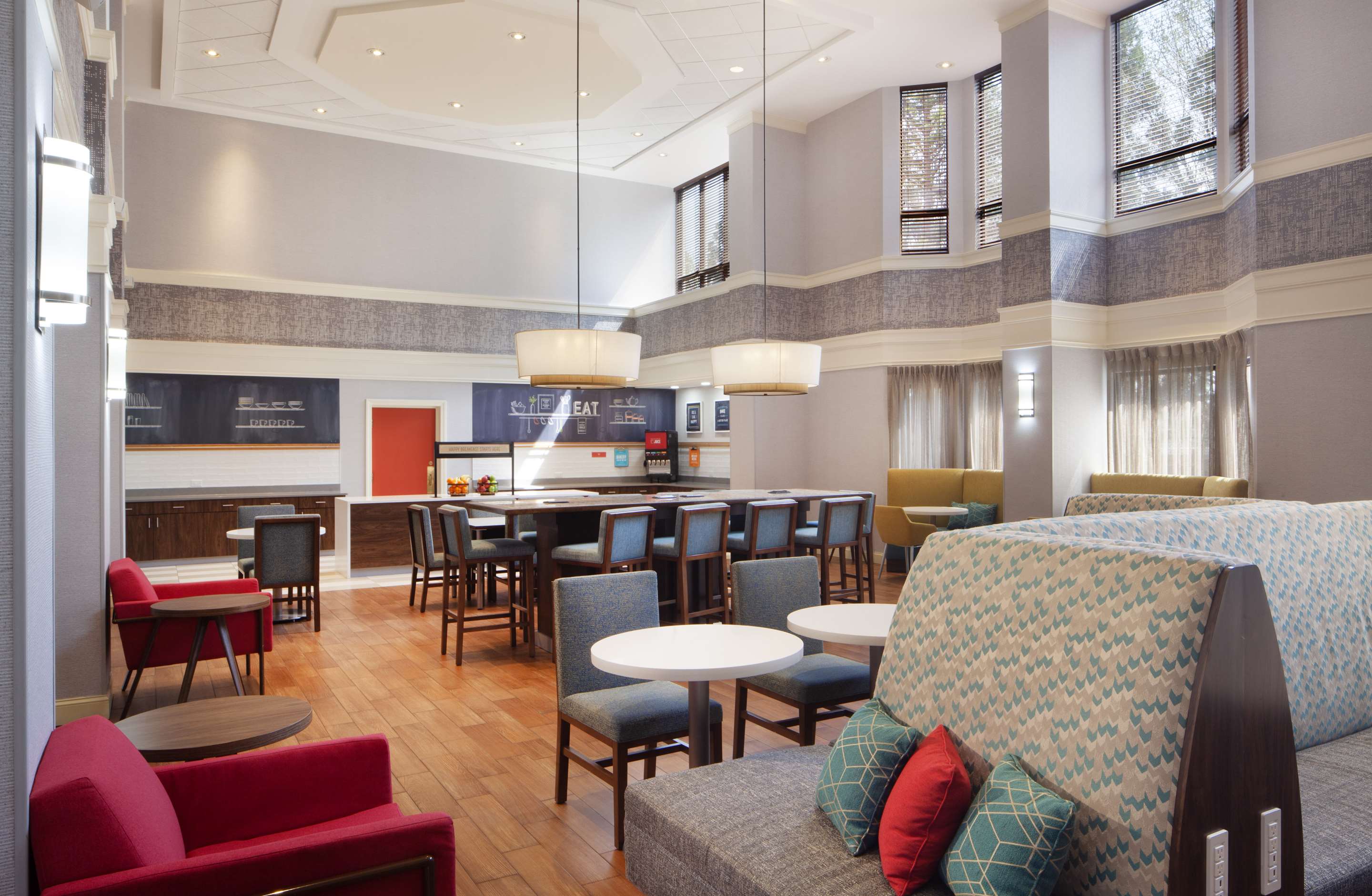 Breakfast Area | Hampton Inn & Suites Atlanta Airport North I-85