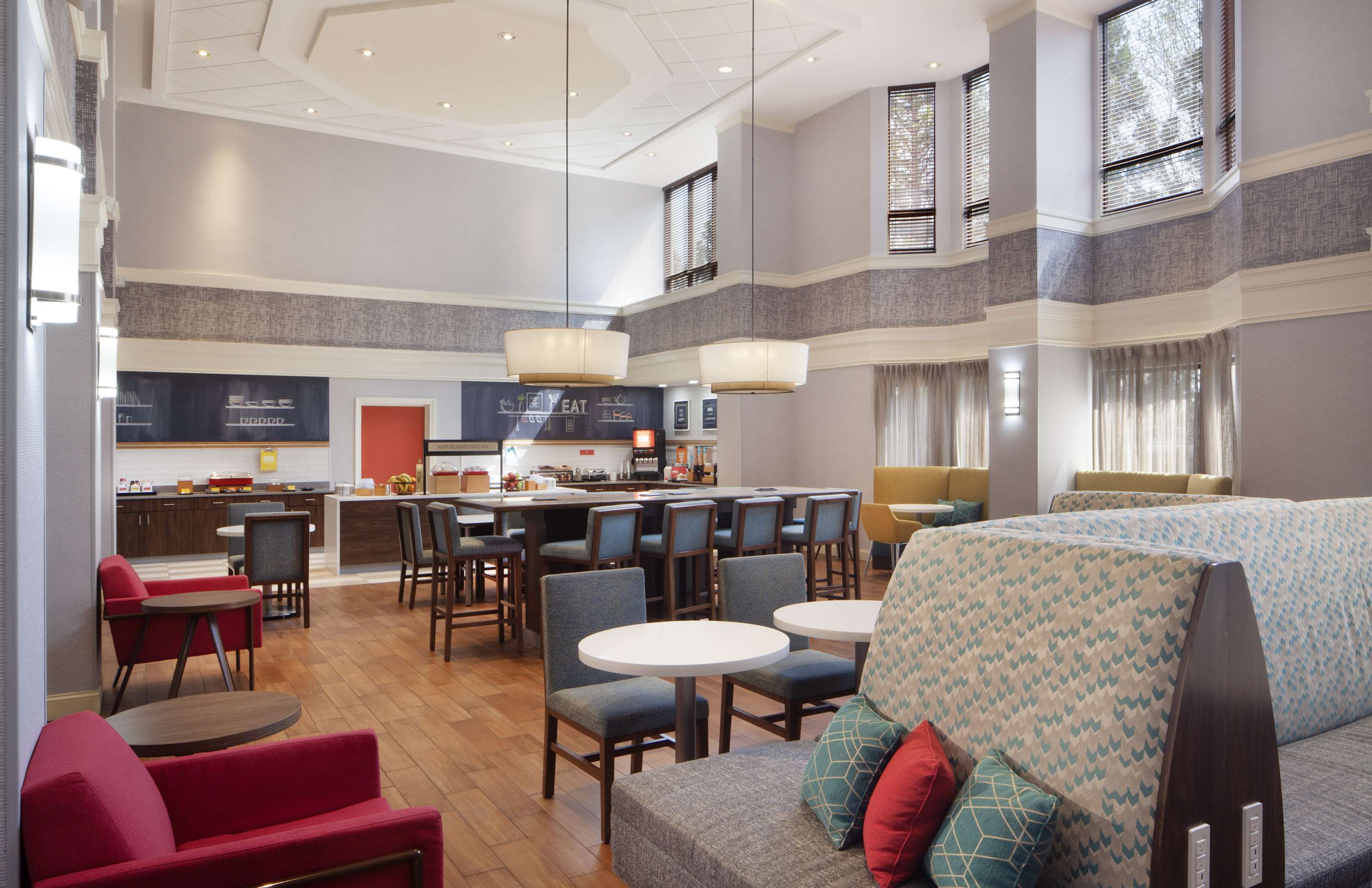 Breakfast Area | Hampton Inn & Suites Atlanta Airport North I-85