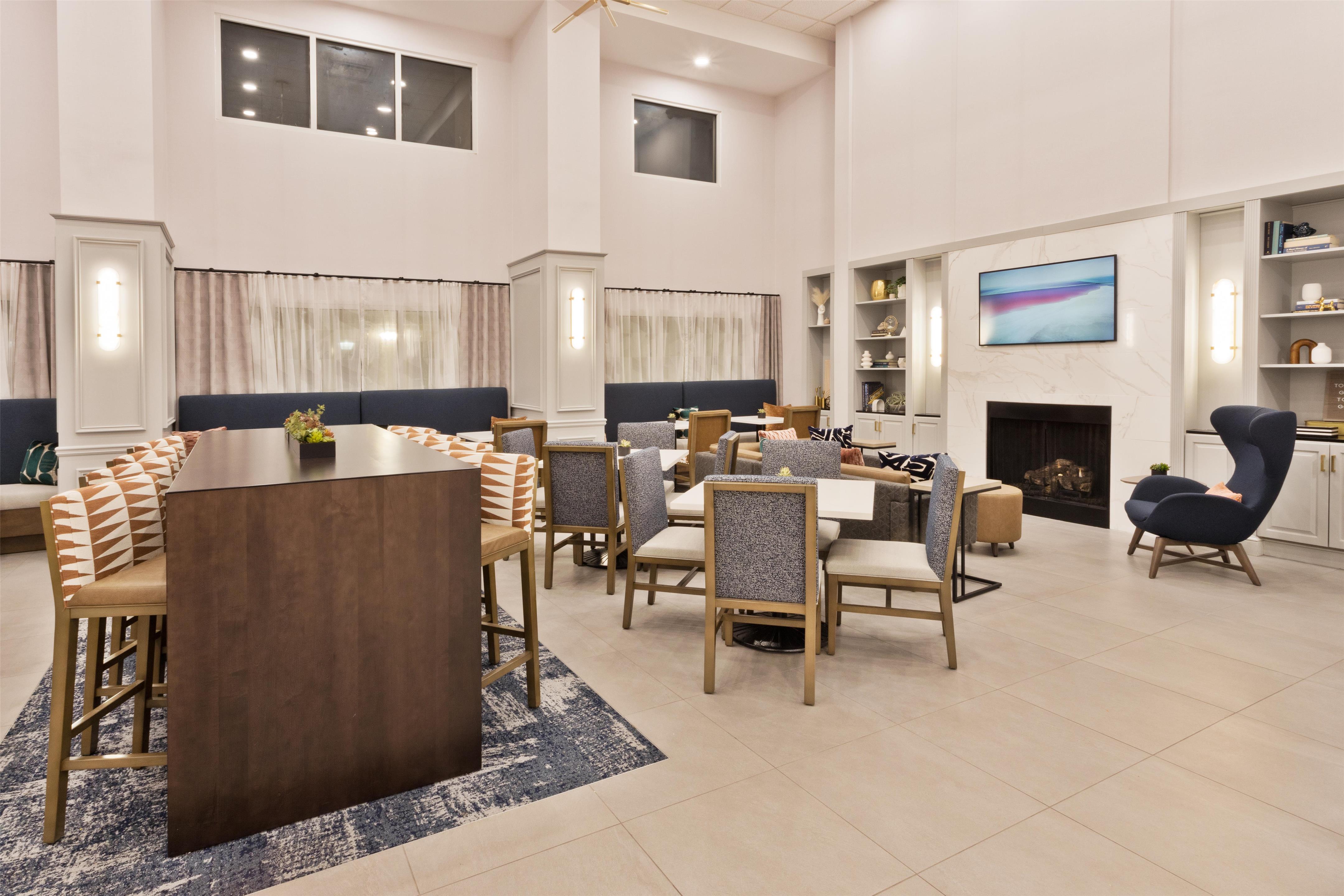 Breakfast Area | Hampton Inn & Suites Lanett-West Point
