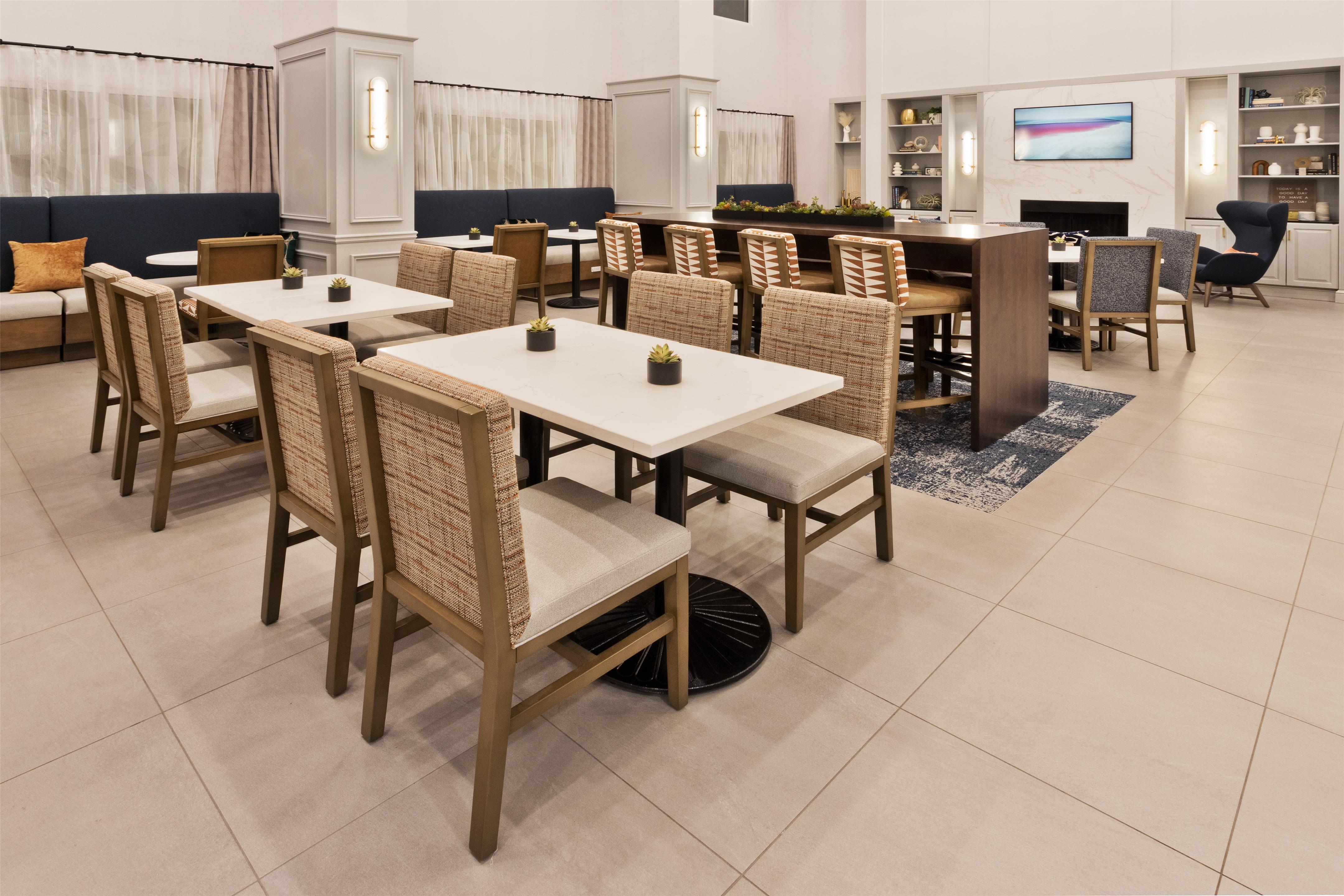 Breakfast Area | Hampton Inn & Suites Lanett-West Point