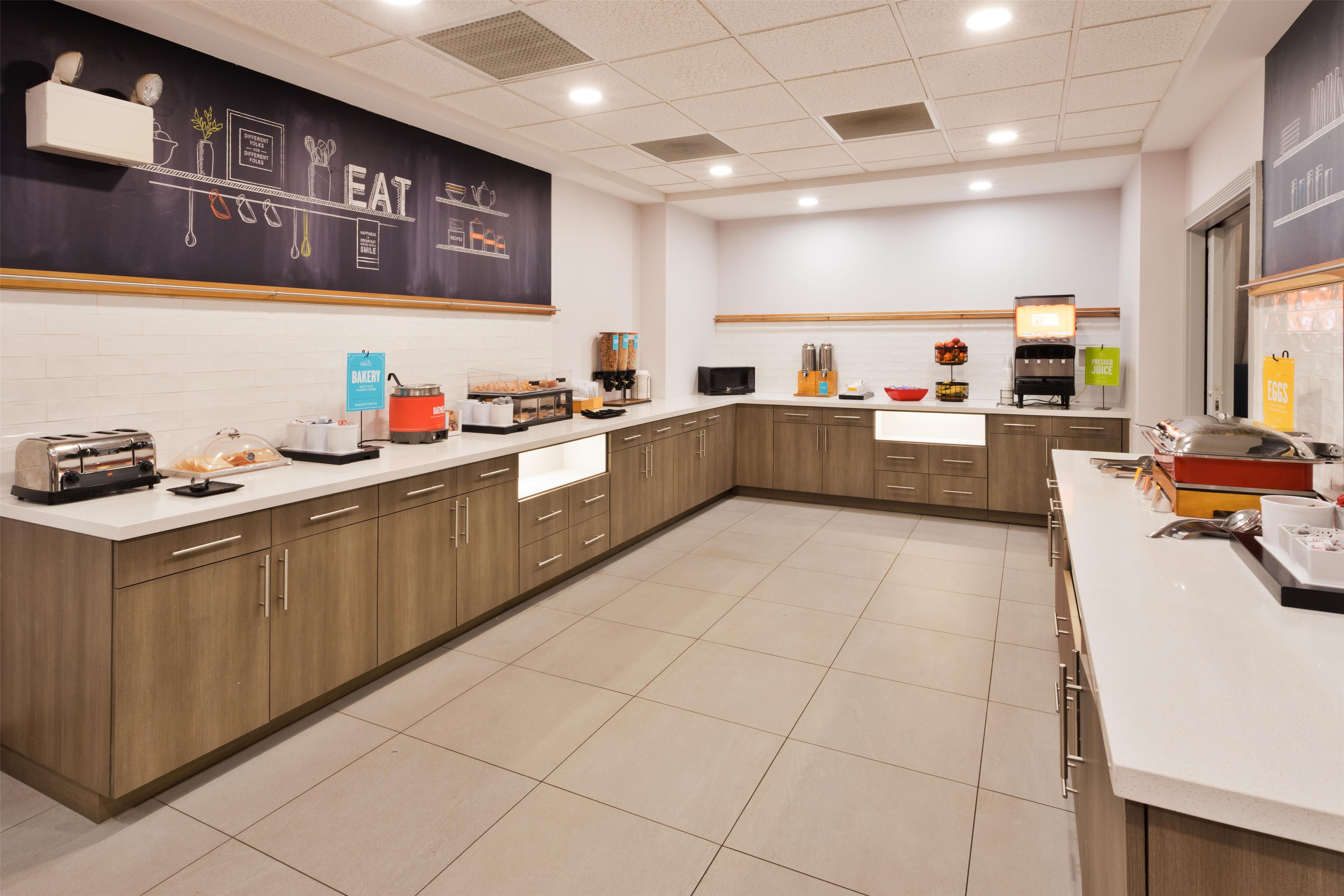 Breakfast Area | Hampton Inn & Suites Lanett-West Point