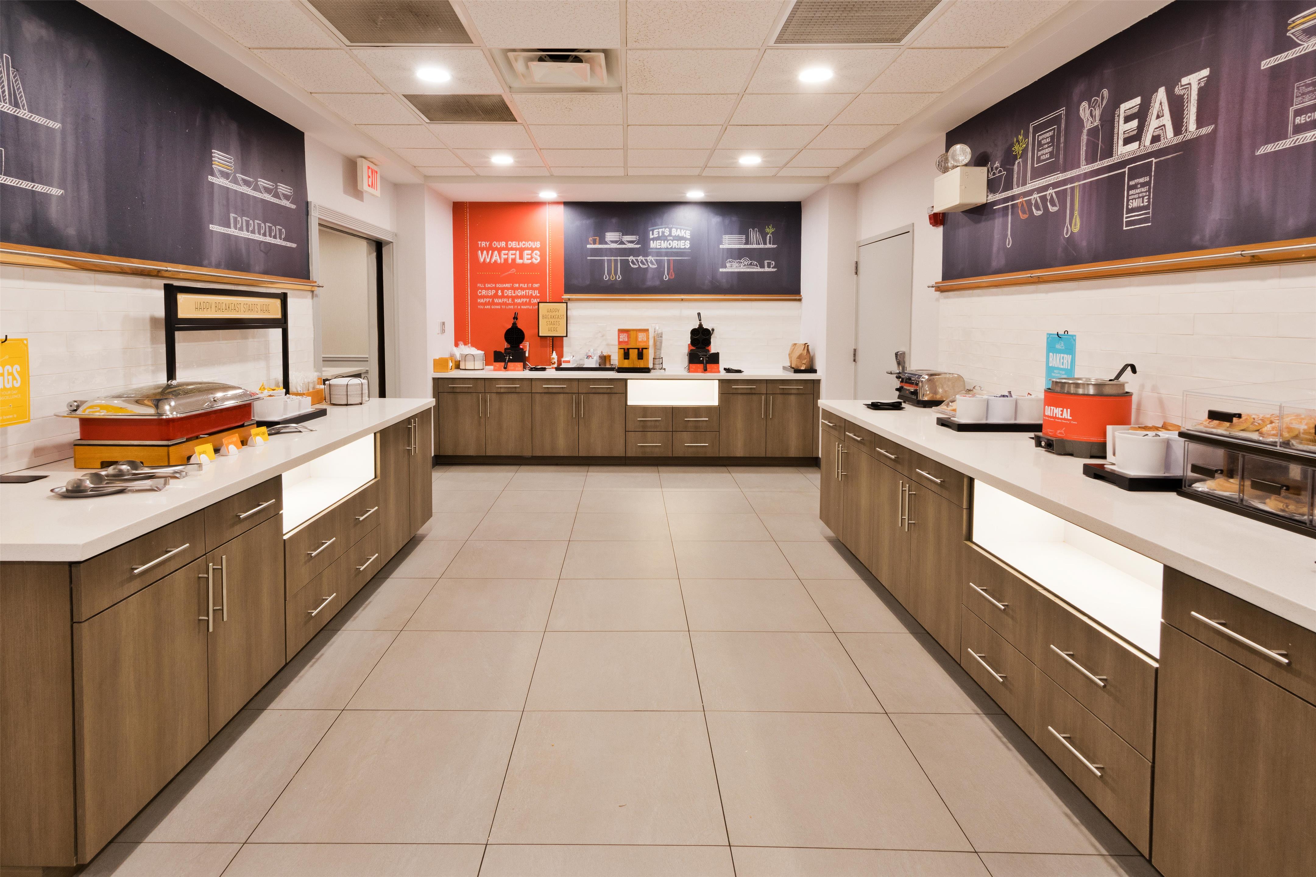 Breakfast Area | Hampton Inn & Suites Lanett-West Point
