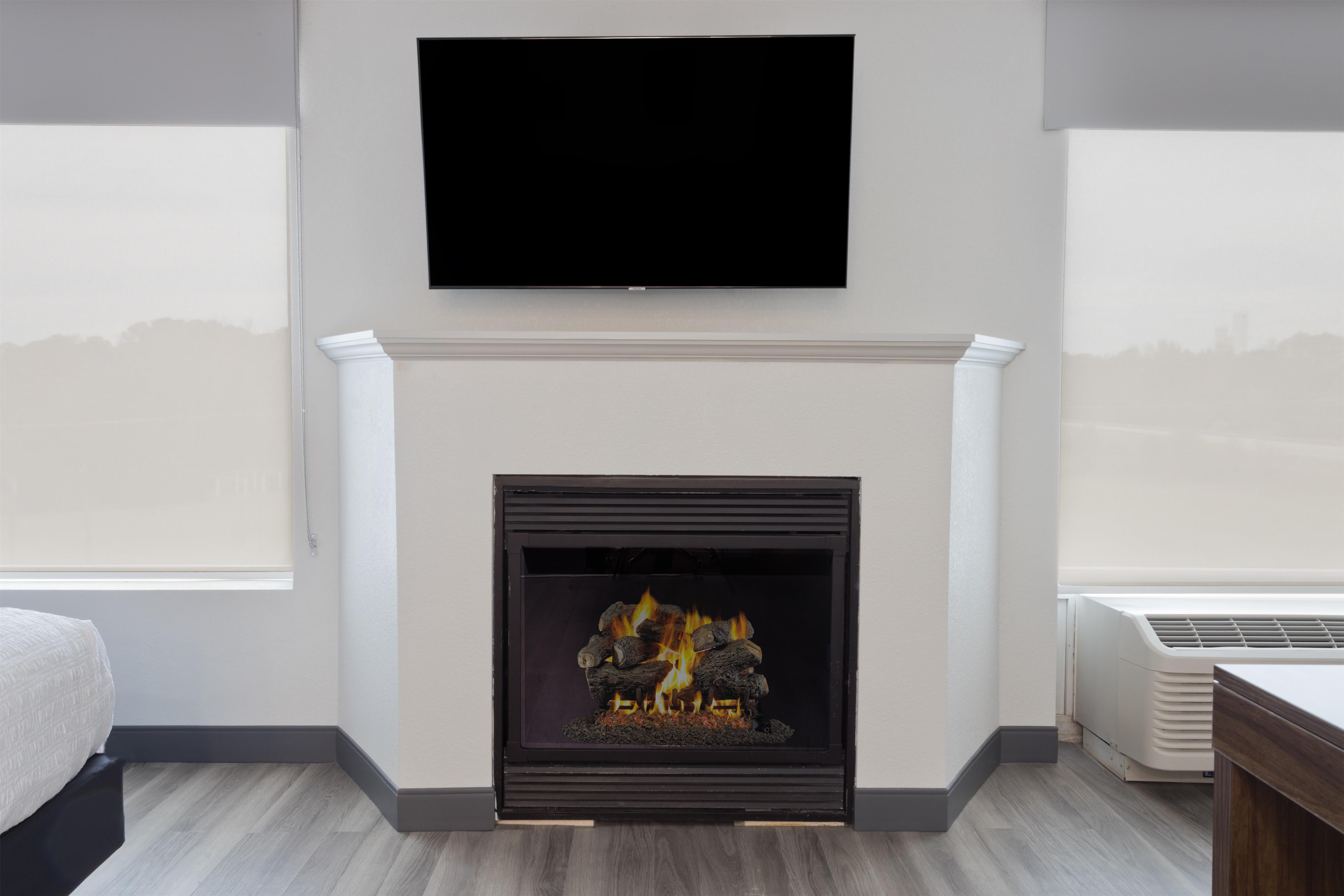 Hampton Inn & Suites by Hilton Lanett-West Point Room Type - 1KNG STUDIO FIREPLC NOSMOK