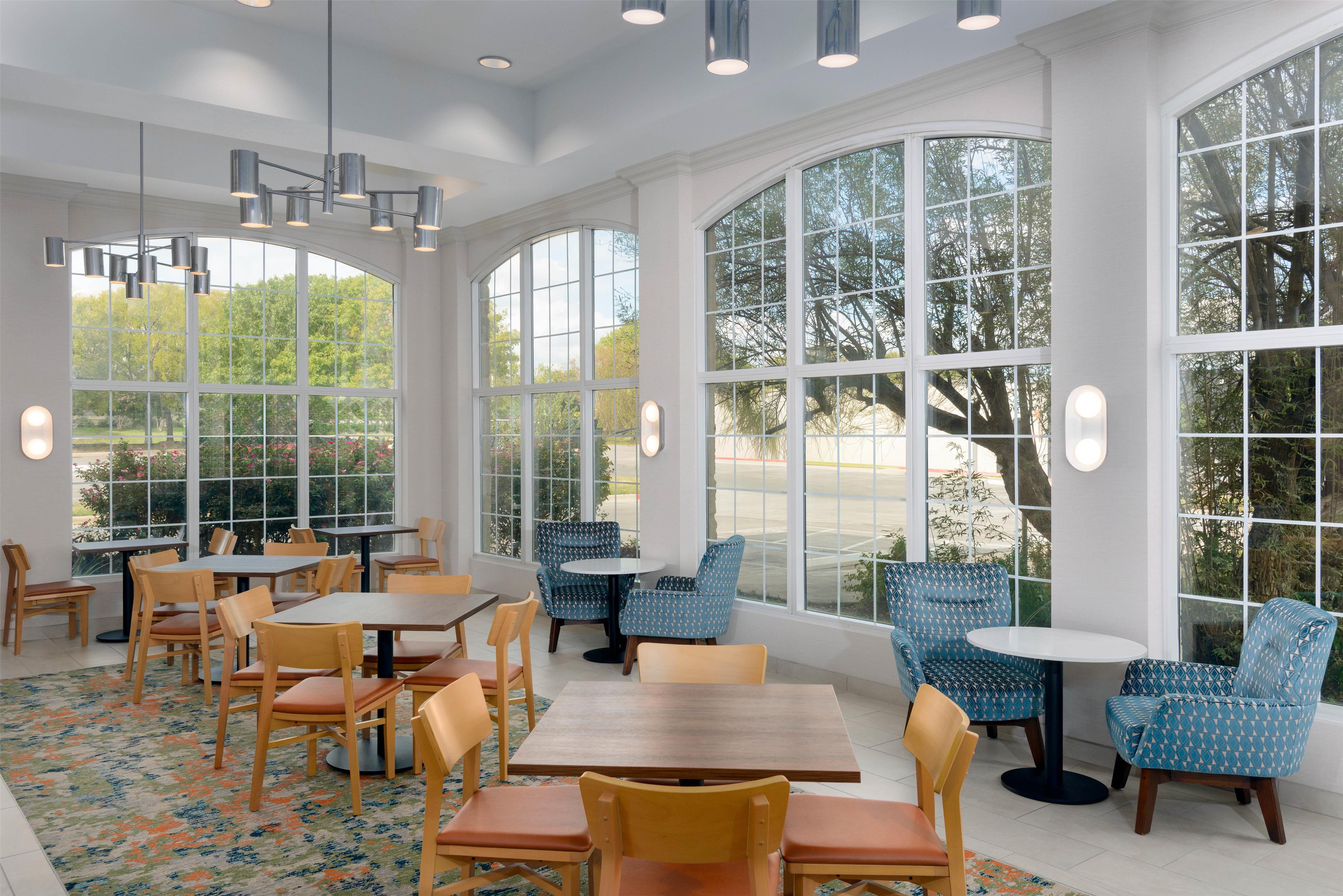 Breakfast Area | Hampton Inn & Suites Austin-Airport