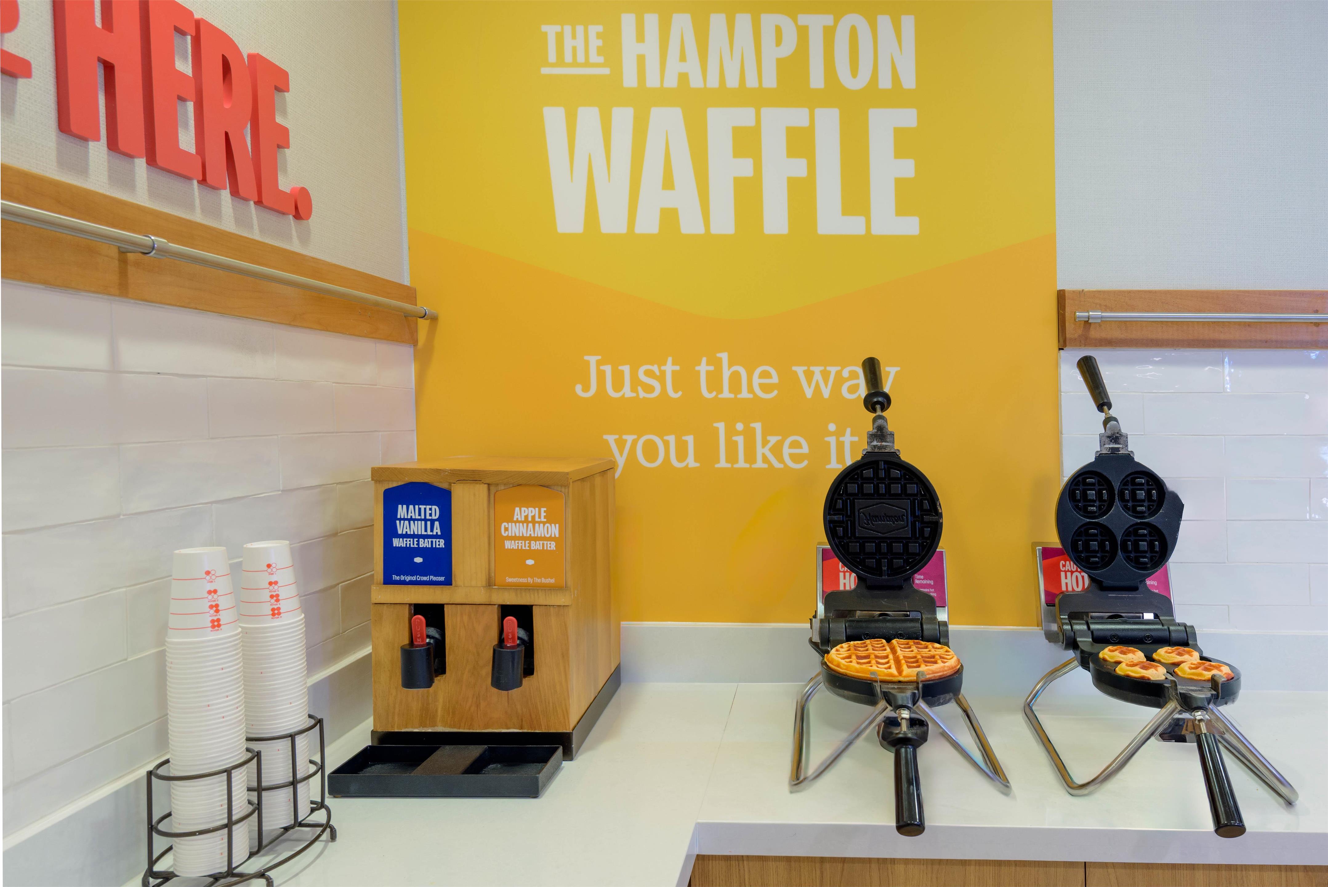 Breakfast Area | Hampton Inn & Suites Austin-Airport