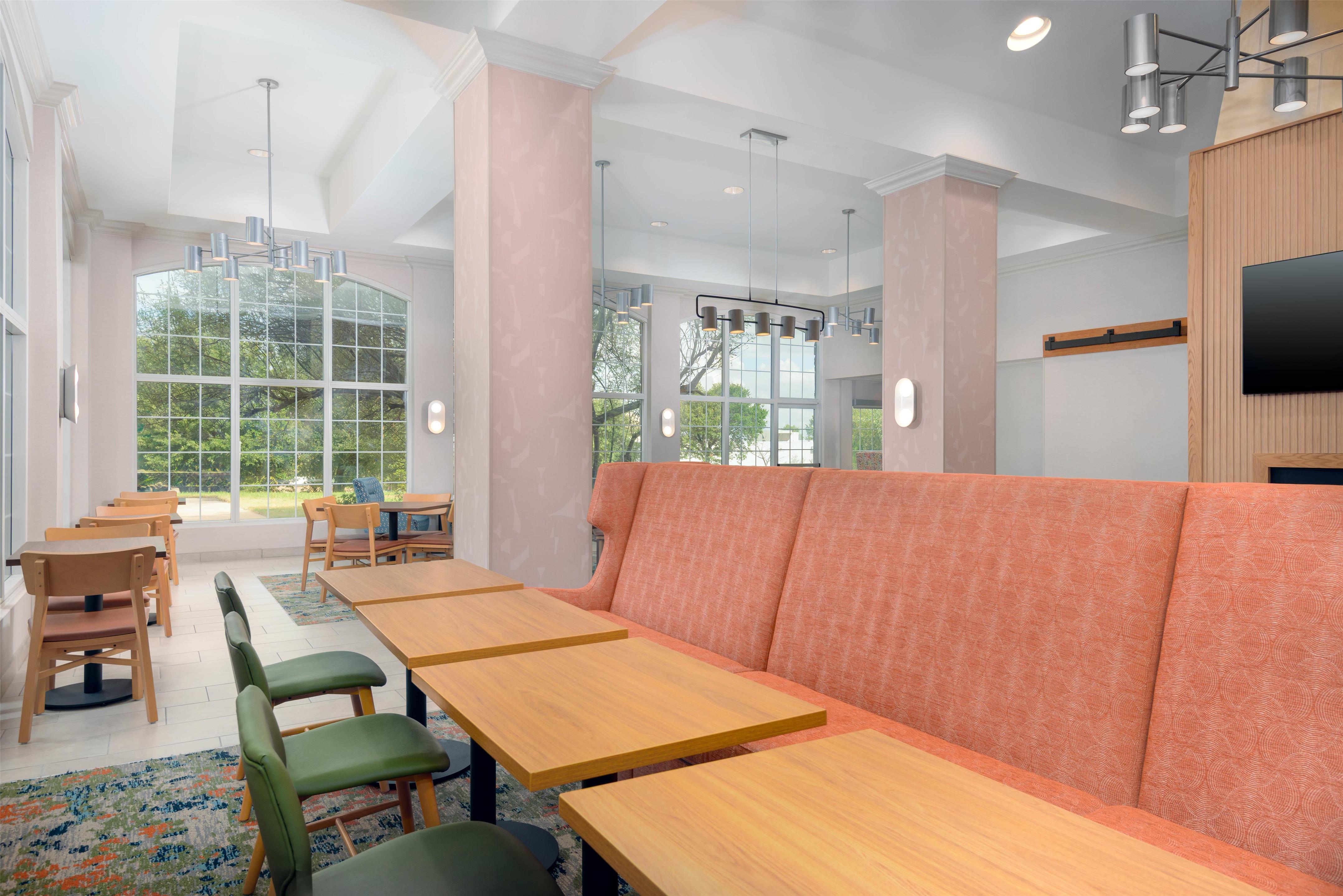 Lobby | Hampton Inn & Suites Austin-Airport