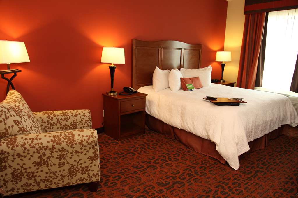 Hampton Inn and Suites Bastrop Room Type - 1 QN ACC RI SHWR STUDIO NS