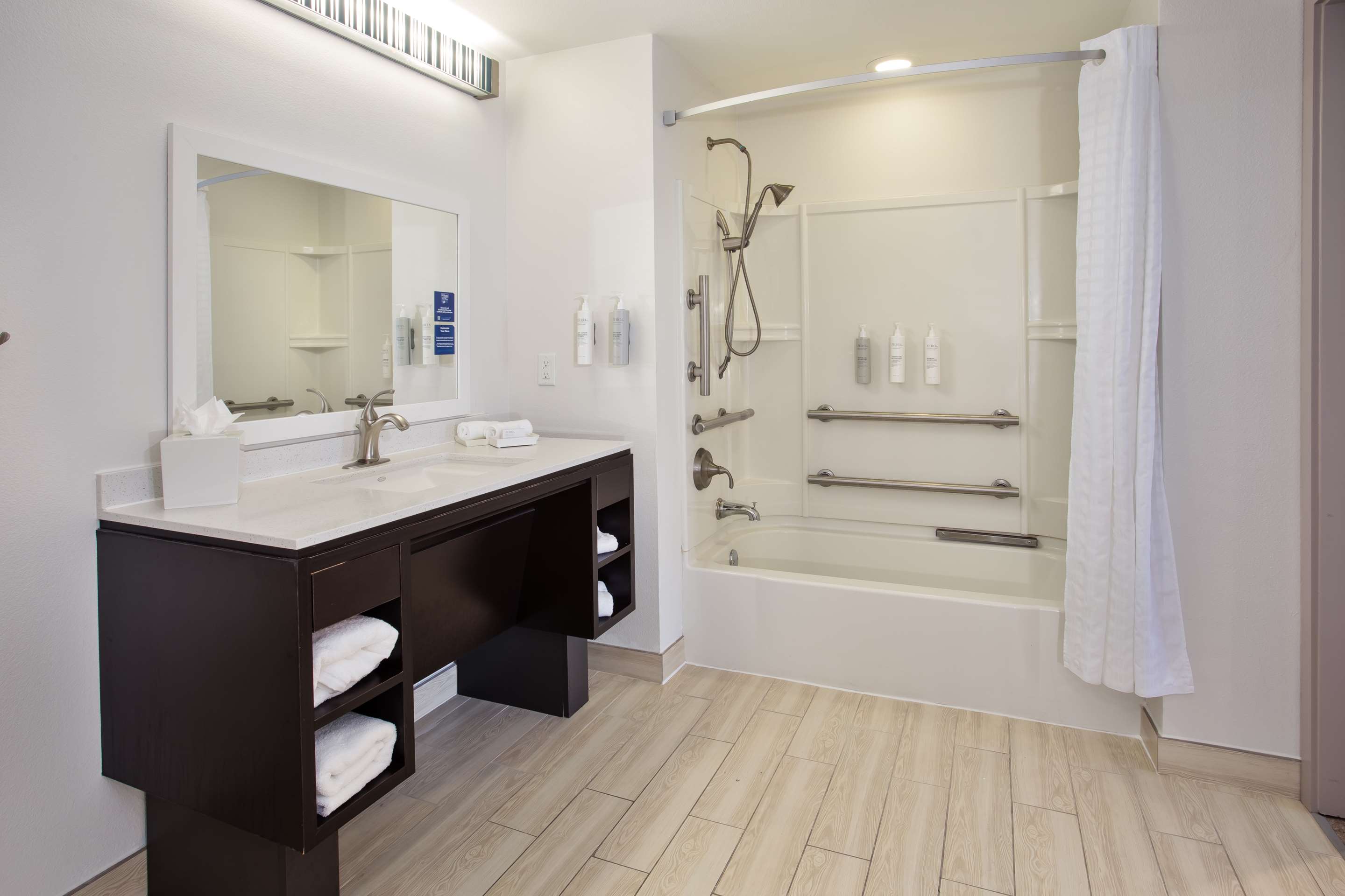 Guest room bath