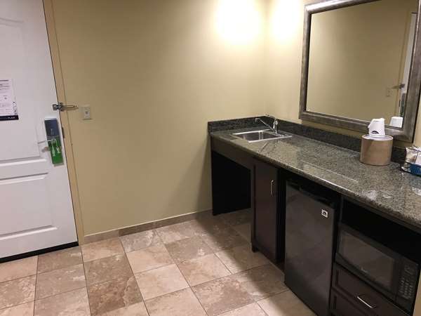  - Hampton Inn & Suites Lakeway