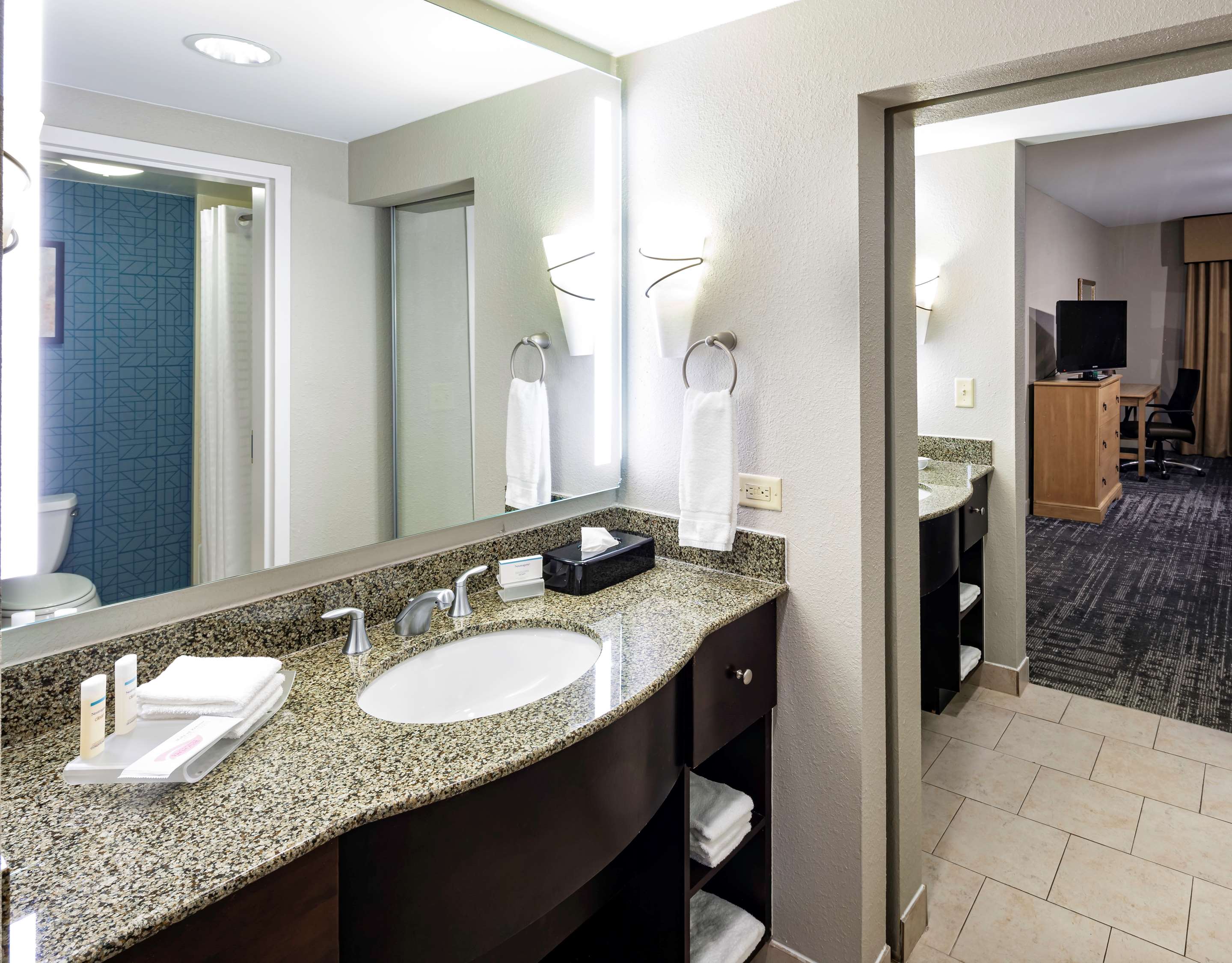 Guest room bath