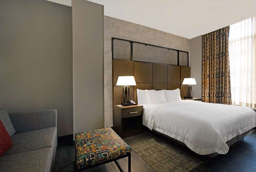 Hampton Inn & Suites Austin @ The University / Capitol Room Type - 1 KG W SOFABED HEAR ACC NS