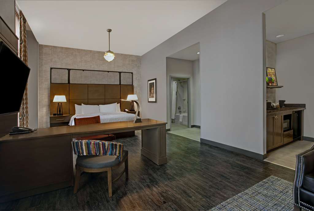 Hampton Inn & Suites Austin @ The University / Capitol Room Type - 1KN MOB HEA ACC TUB STU NS