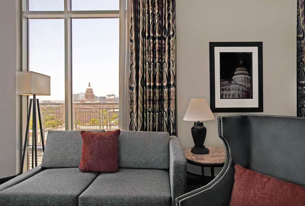 Hampton Inn & Suites Austin @ The University / Capitol Room Type - 1K BLCN MB HR AC TB STU NS