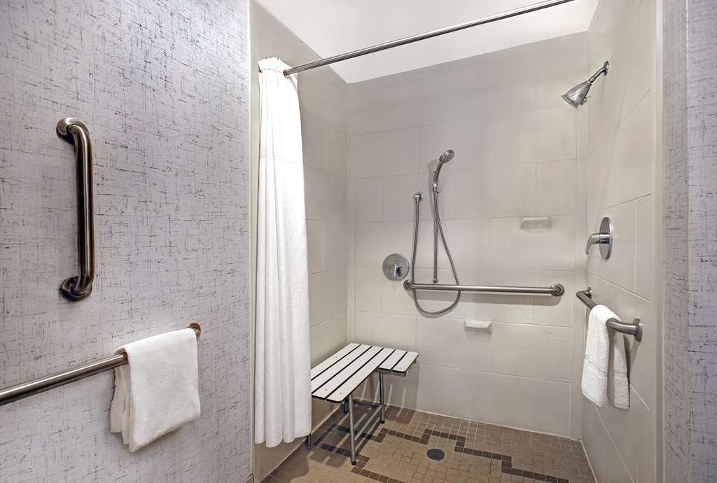 Hampton Inn & Suites Austin @ The University / Capitol - Tap to explore photos