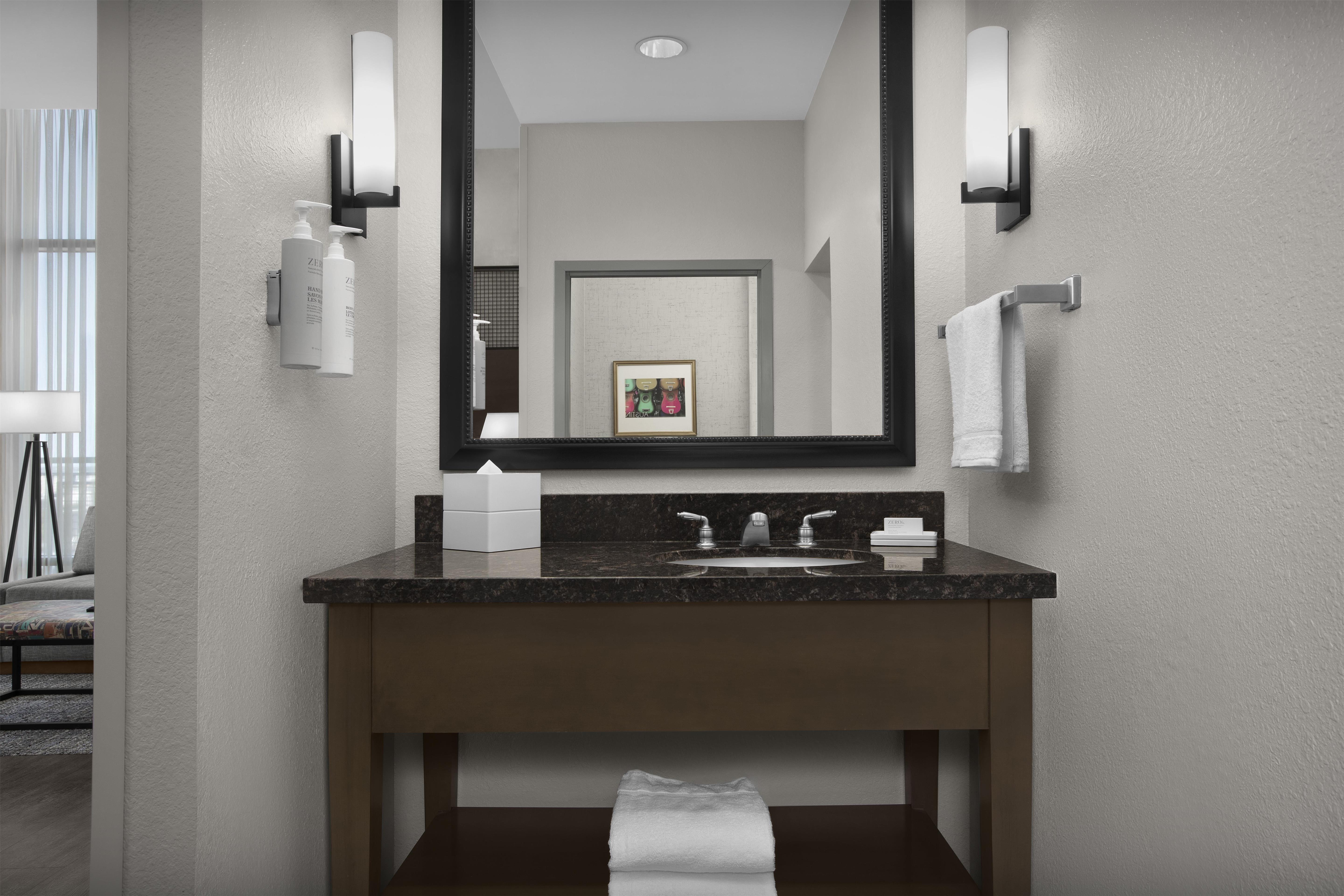Hampton Inn & Suites Austin @ The University / Capitol Room Type - 1 KNG HEARING ACC NOSMOK