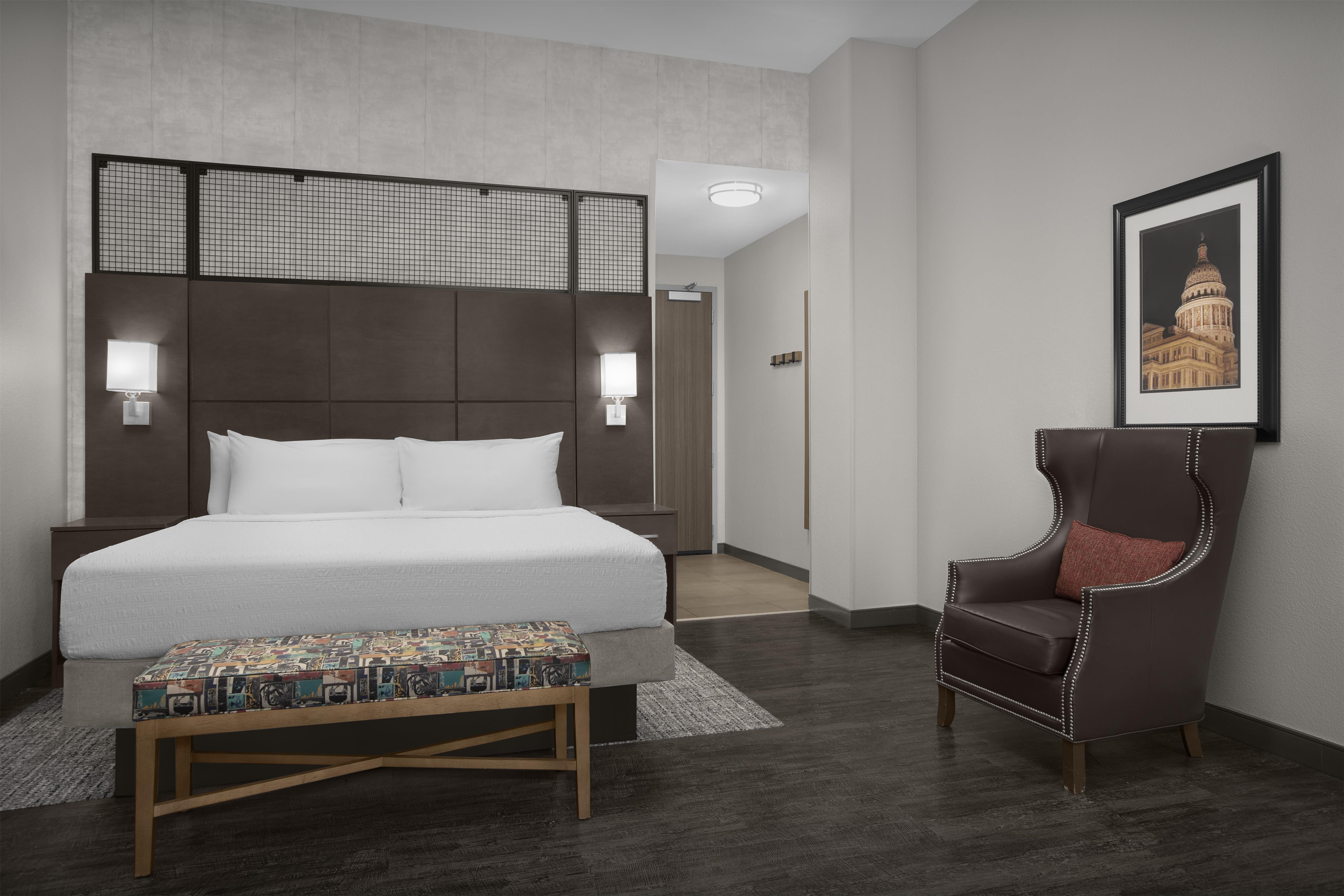 Hampton Inn & Suites Austin @ The University / Capitol Room Type - 1 KING BED NONSMOKING