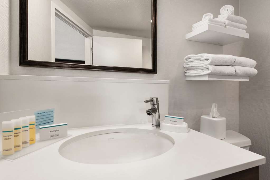 Hampton Inn Wausau-guestroom-Guest Room,Bathroom,On-Site.jpg