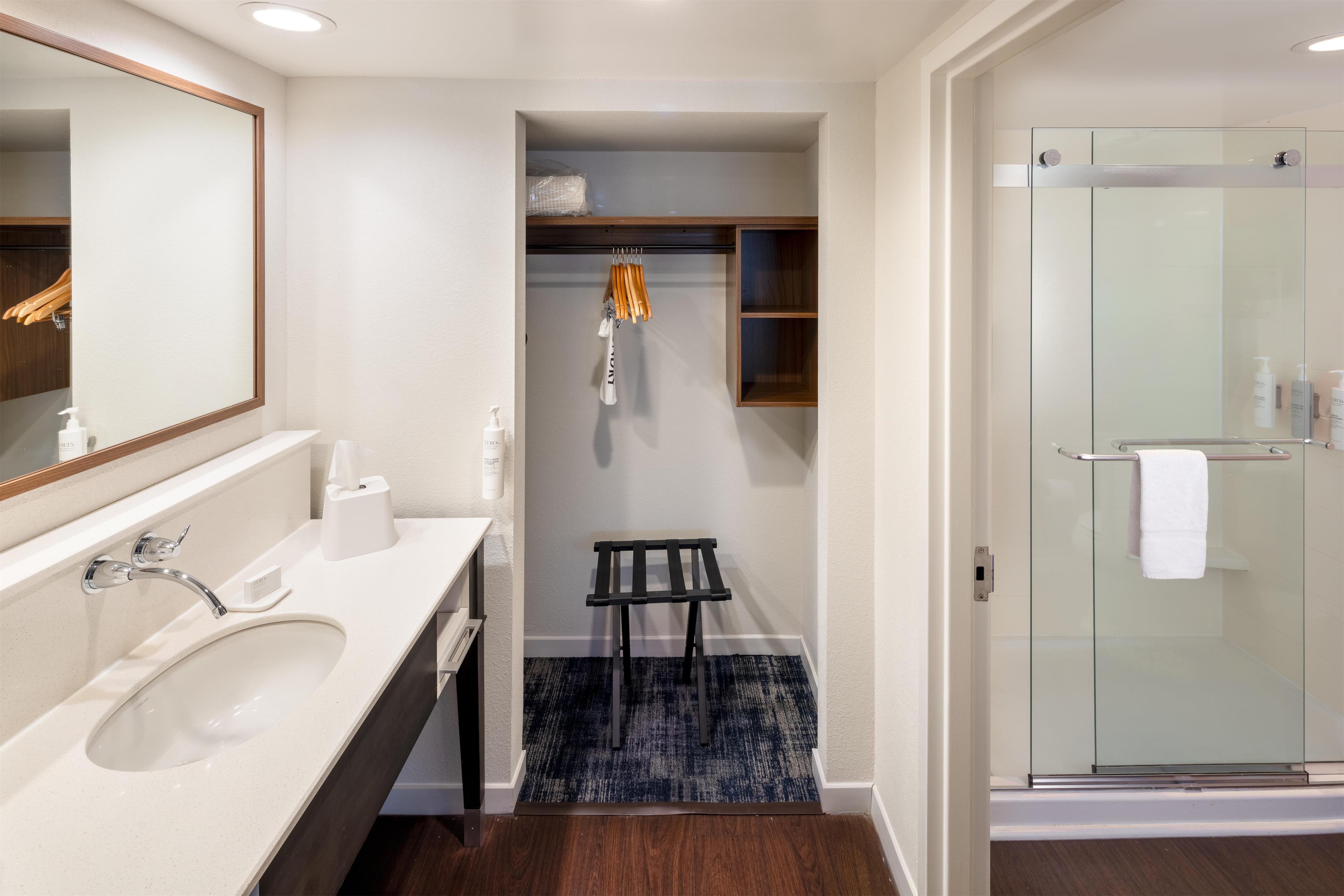 Guest room bath