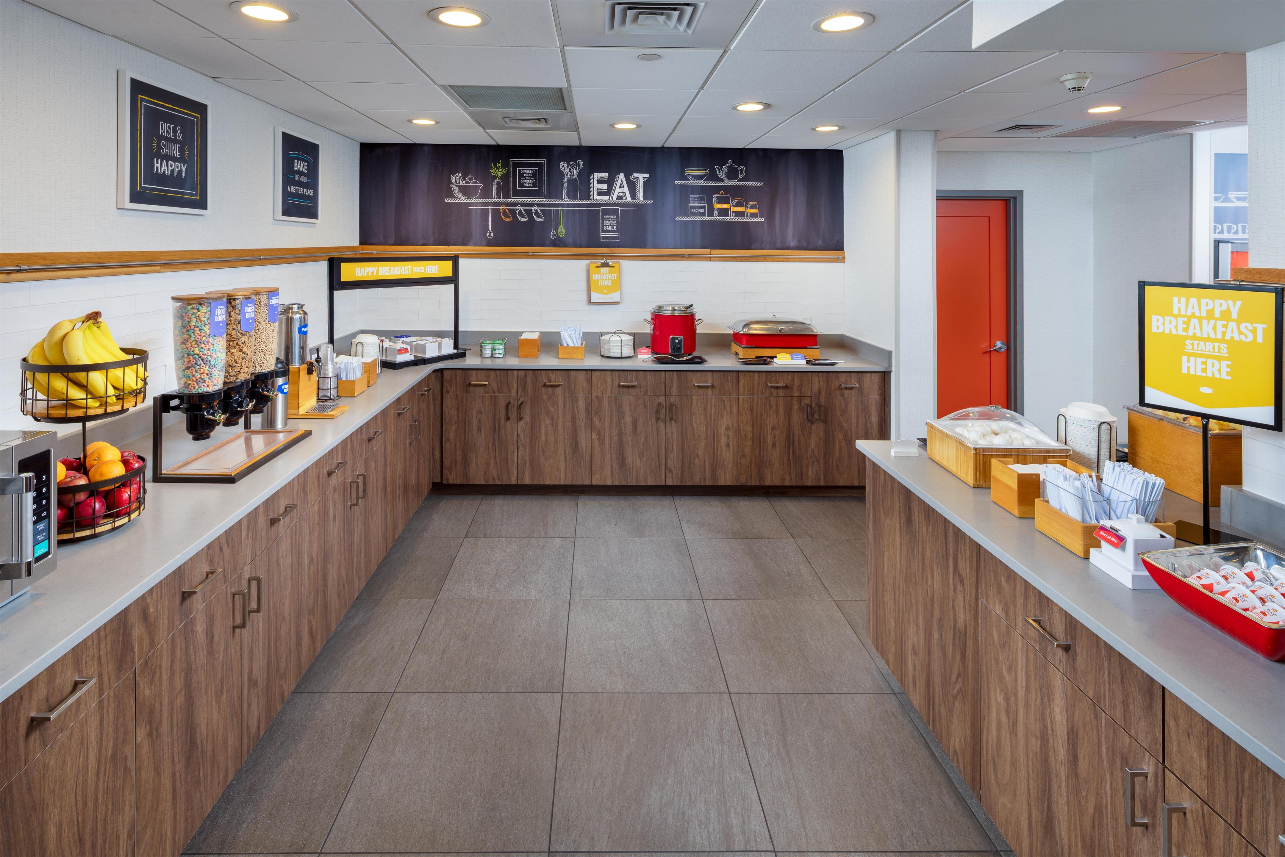 Breakfast Area | Hampton Inn & Suites Asheville Airport
