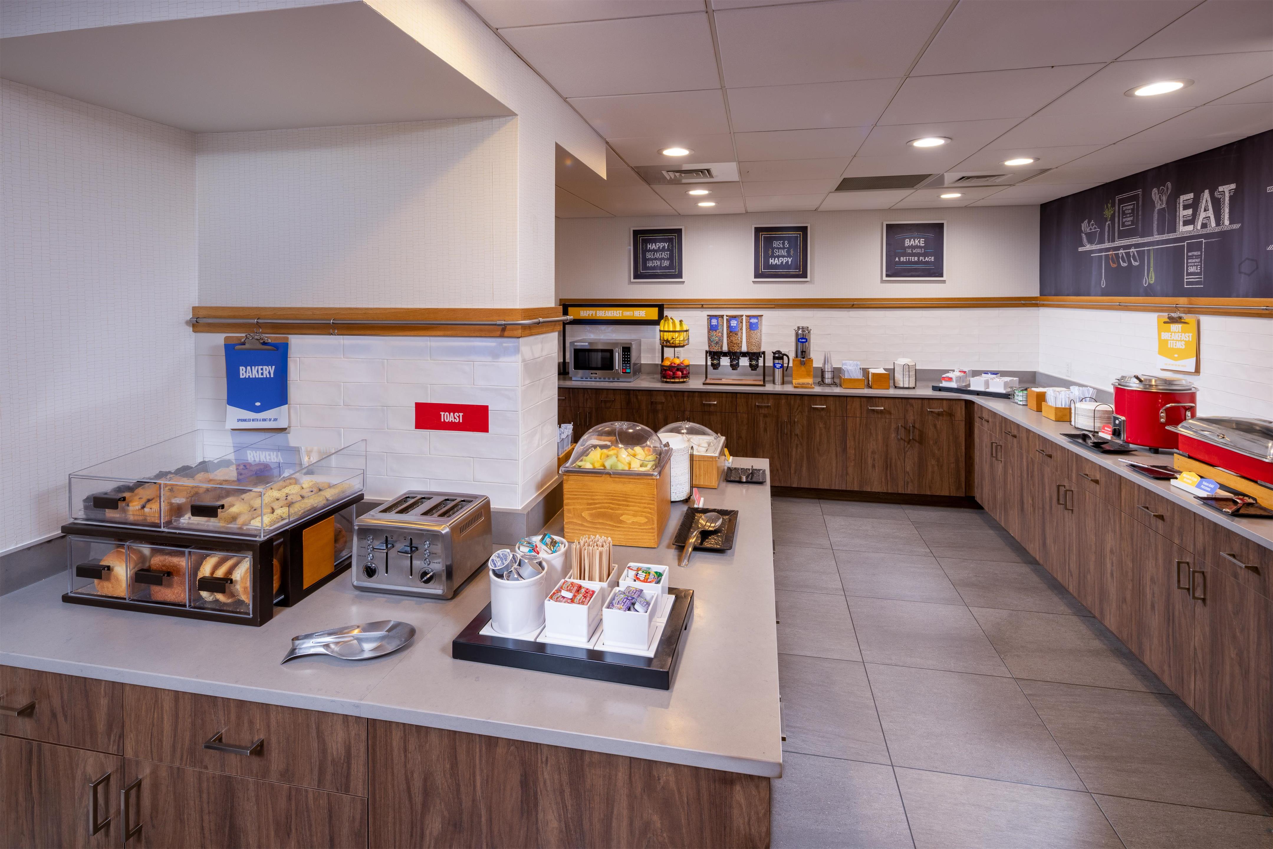 Breakfast Area | Hampton Inn & Suites Asheville Airport
