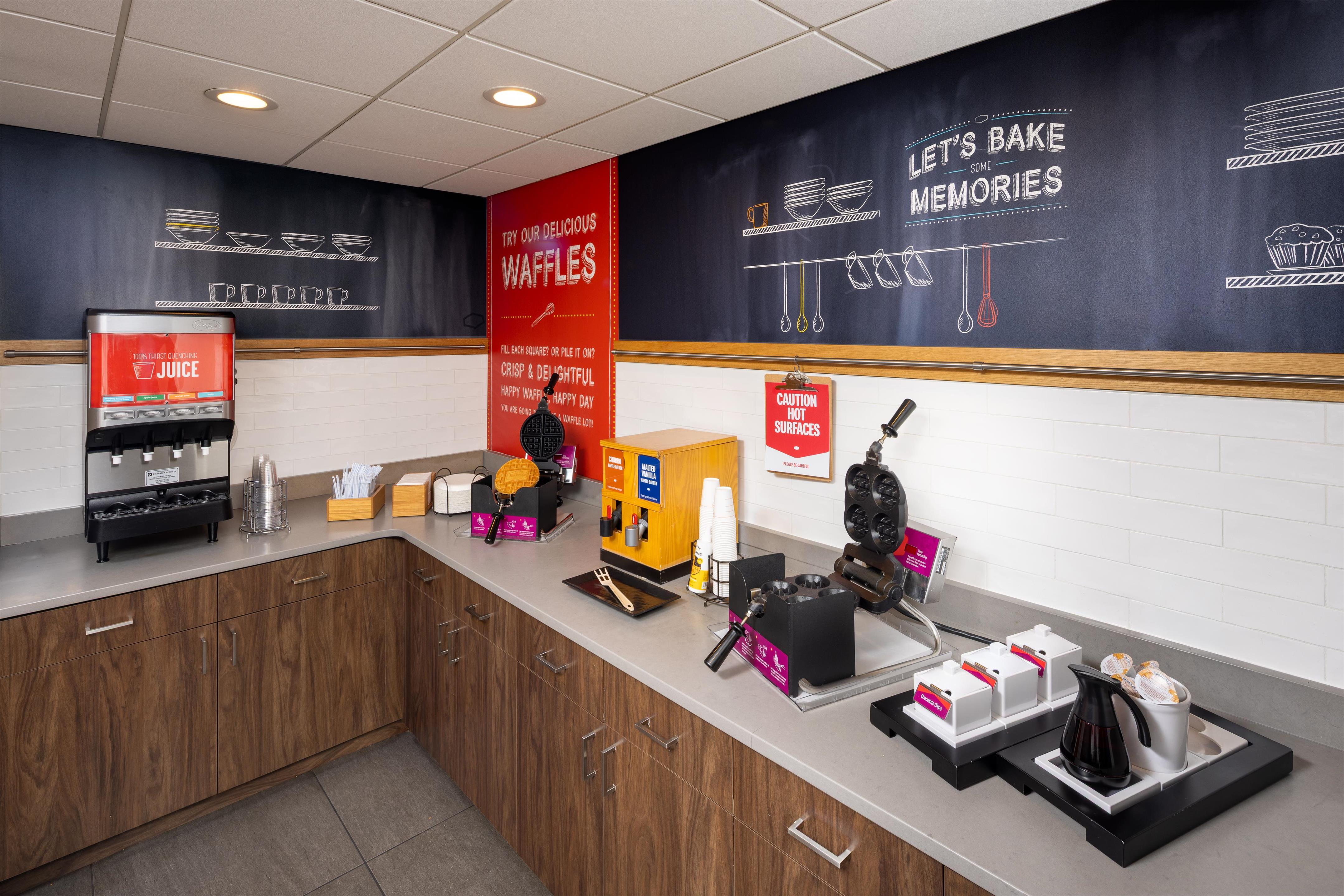 Breakfast Area | Hampton Inn & Suites Asheville Airport