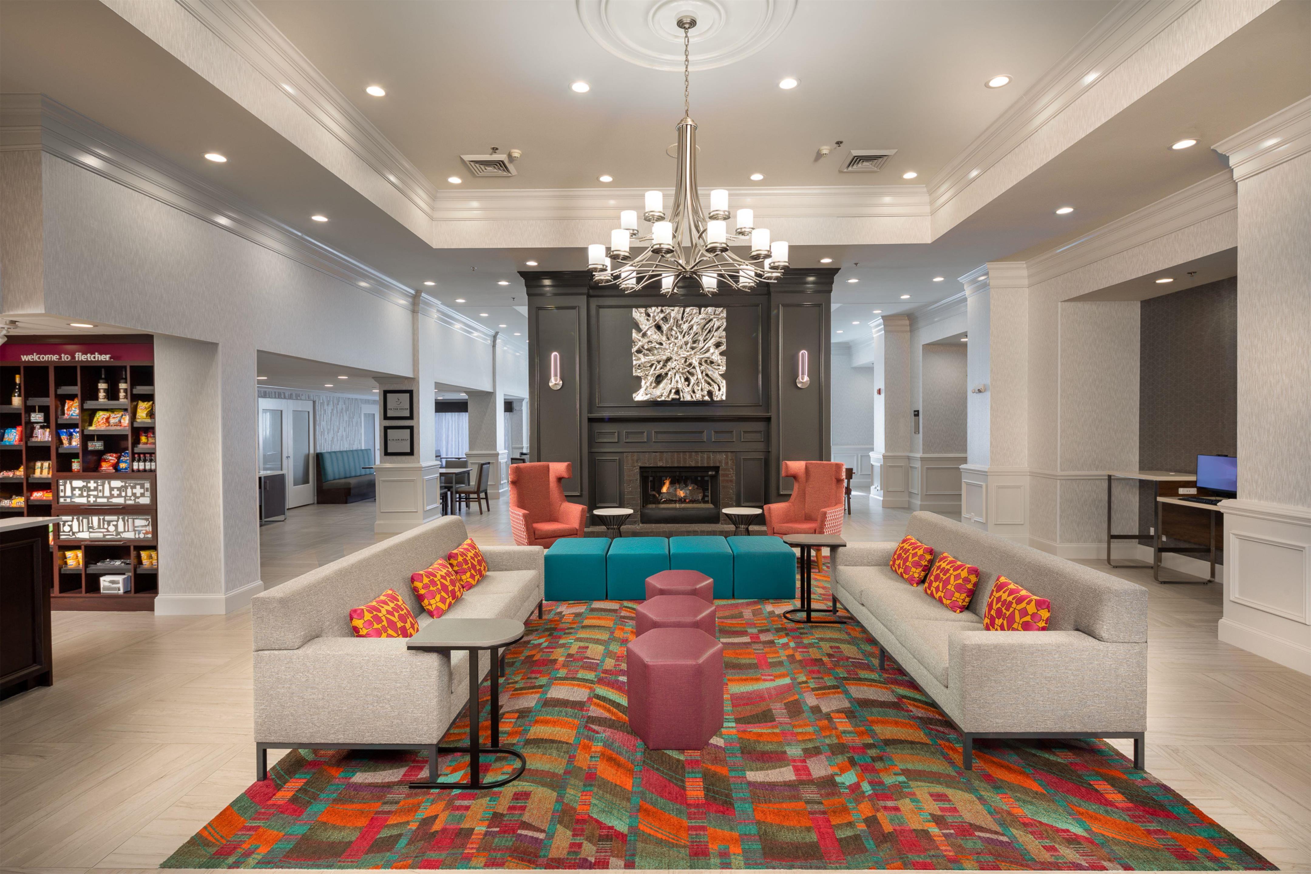 Lobby | Hampton Inn & Suites Asheville Airport