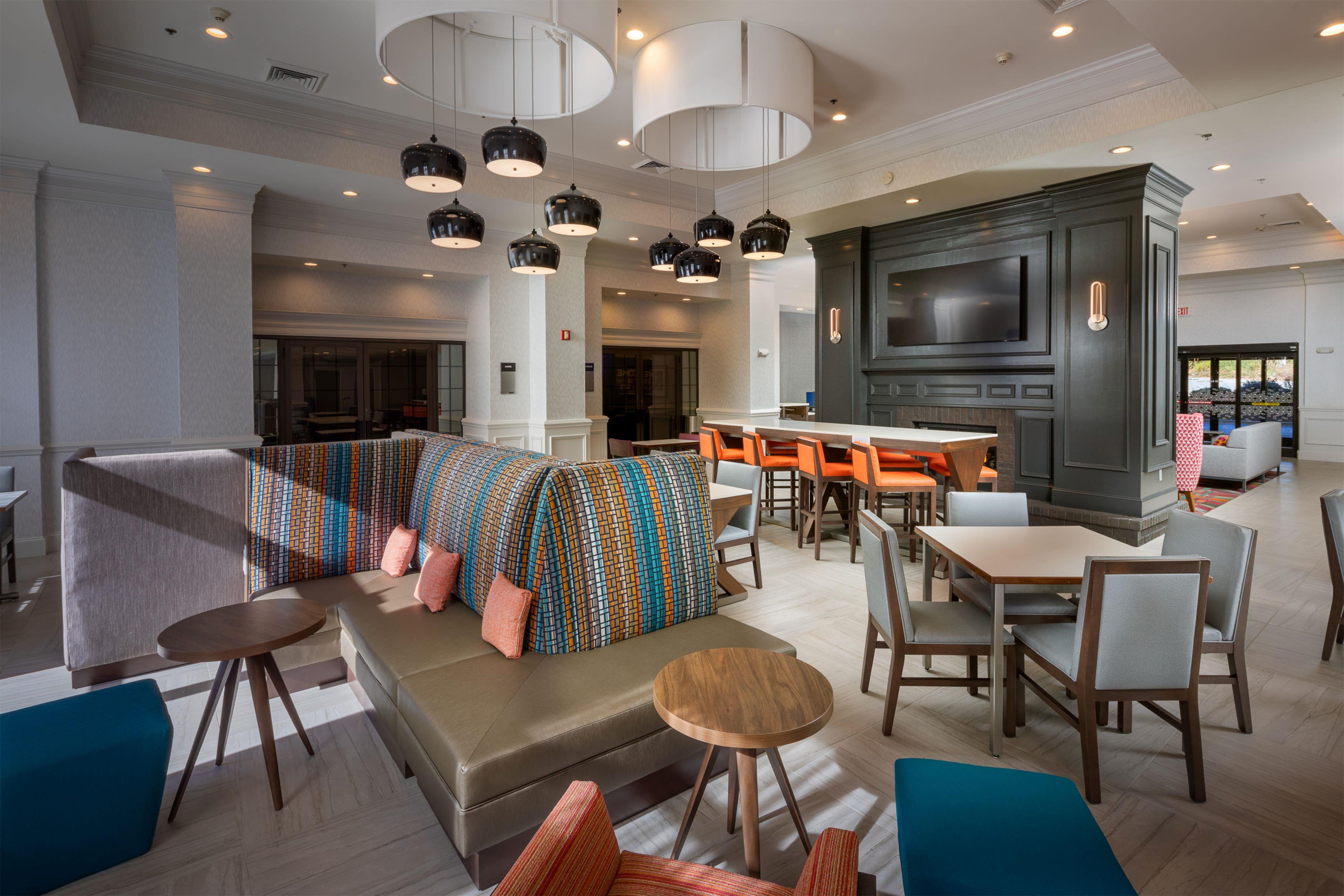 Lobby | Hampton Inn & Suites Asheville Airport